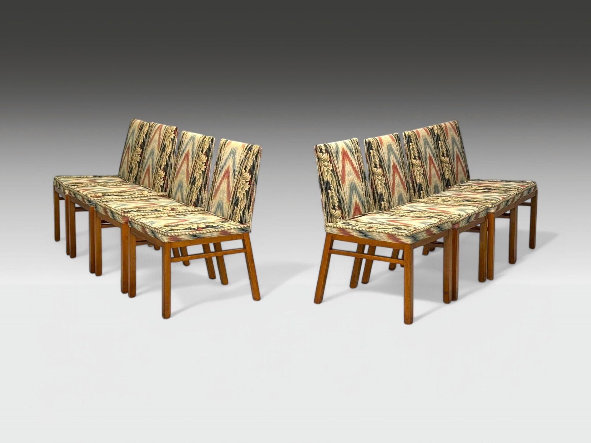 T.H. Robsjohn-Gibbings, Widdicomb, Noce, Tessuto ad Arazzo Scalamandre, Otto Sedie da Pranzo o da Lato, USA, anni '50

Set di otto sedie da pranzo o laterali in noce, design di T.H. Robsjohn-Gibbings (britannico; 1903-1976) per Widdicomb negli Stati