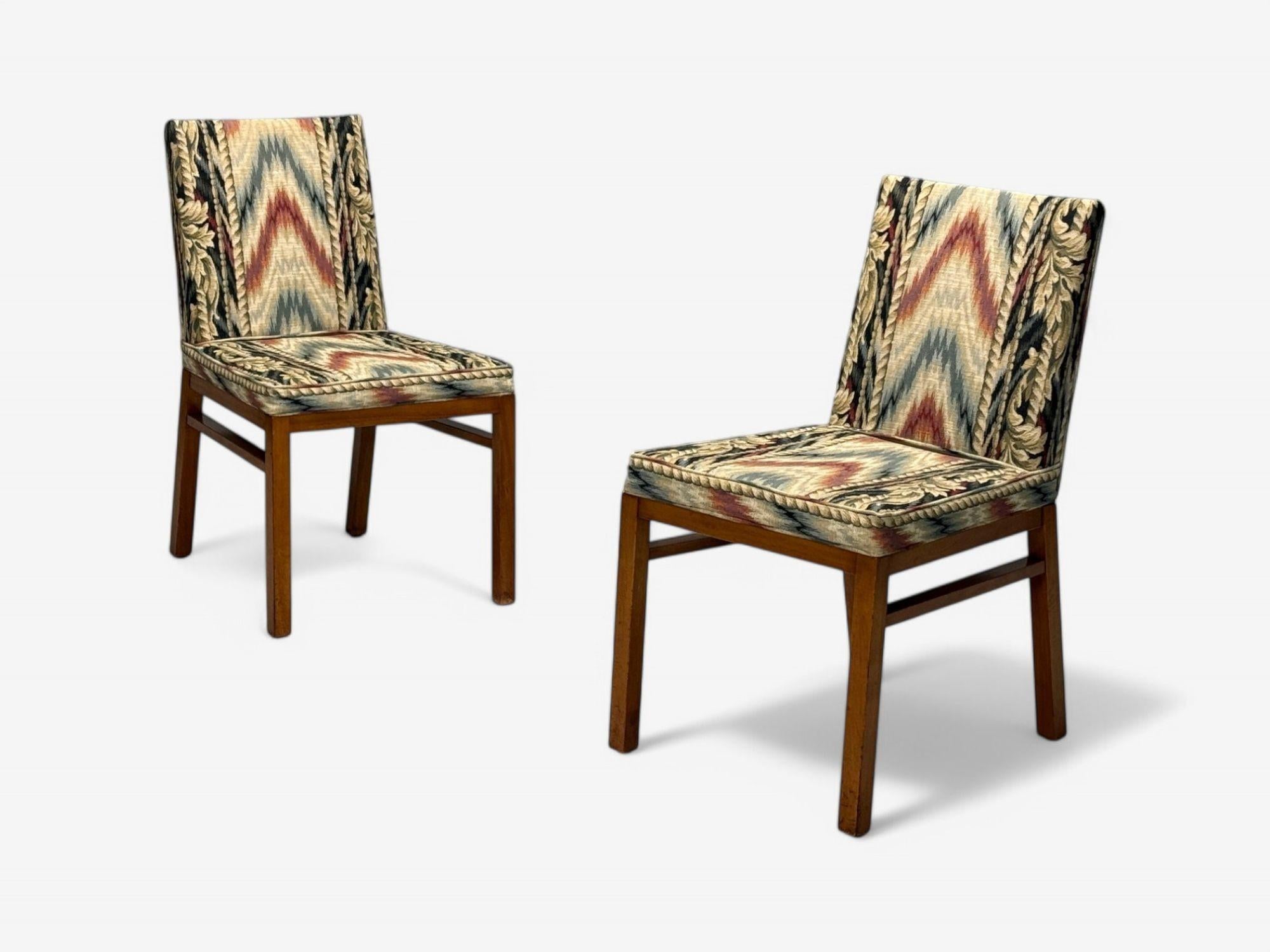 Mid-Century moderno T.H. Robsjohn-Gibbings, Sedie da pranzo in legno di noce e tessuto di Scalamandre, USA, anni '50 in vendita