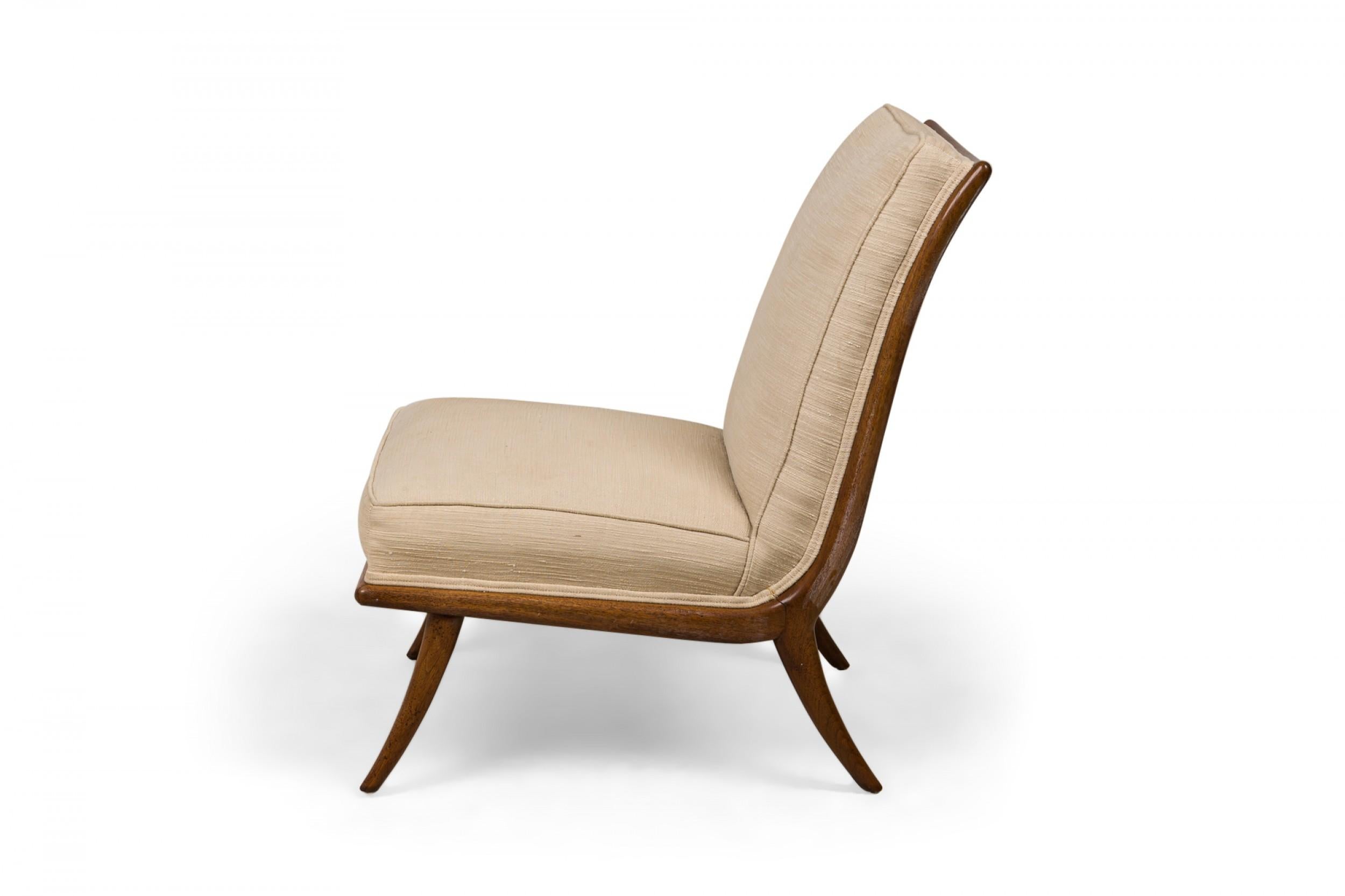 Mid-Century Modern T.H. Robsjohn-Gibbings / Widdicomb - Slipper en noyer tapissé de tissu beige en vente