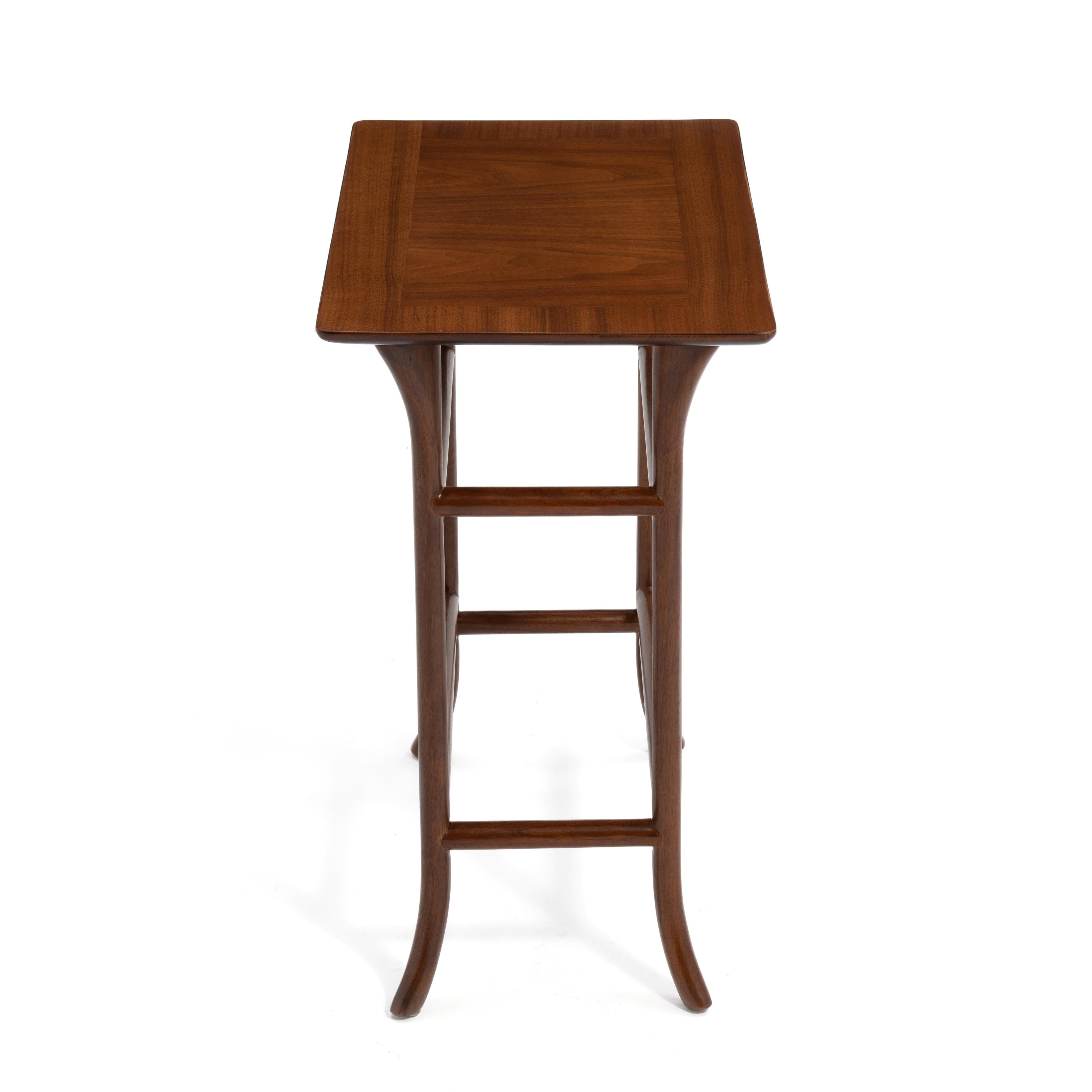 Mid-Century Modern T.H. Robsjohn Gibbings Widdicomb Klismos Banded Mahogany Side Lamp Table For Sale