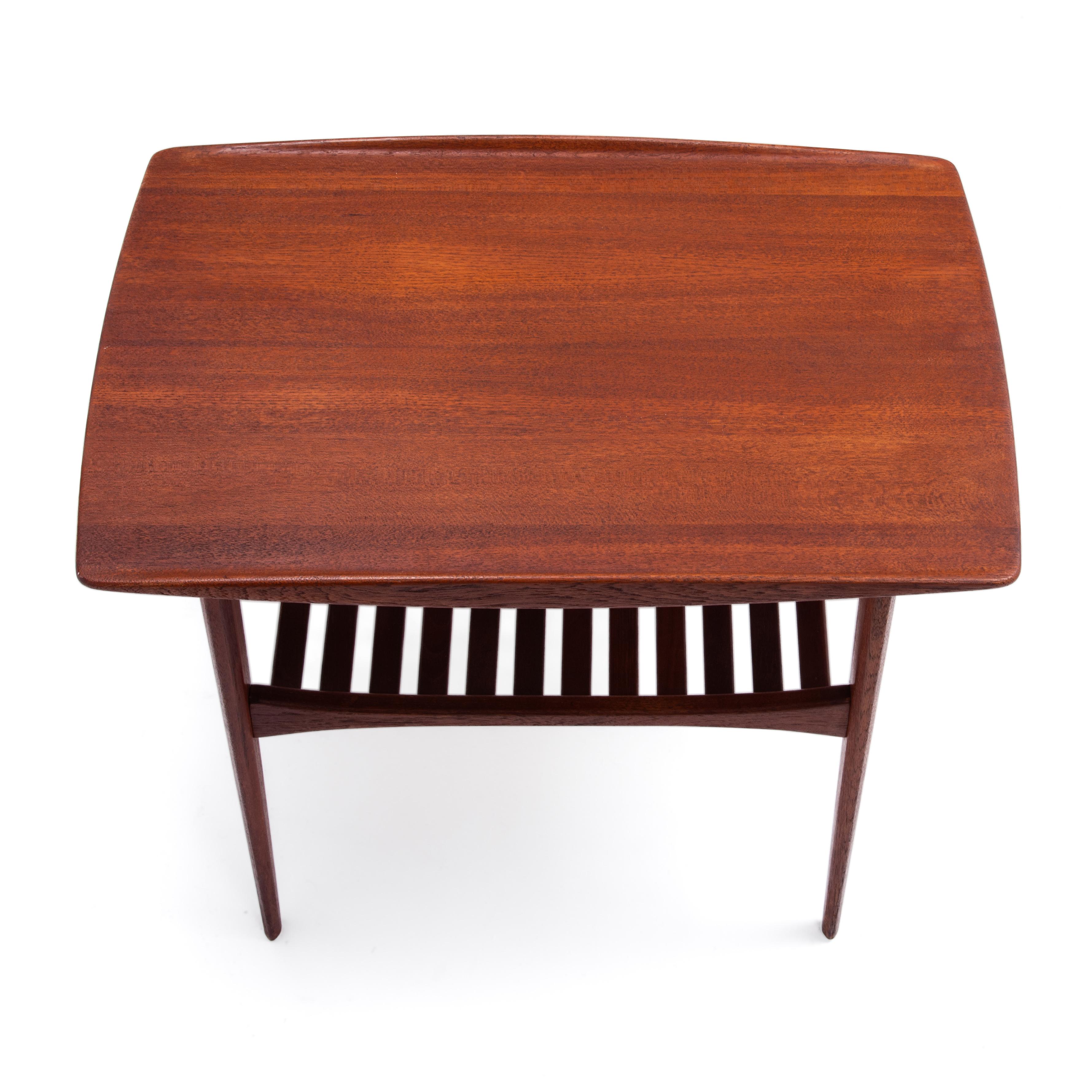 T.H.. Robsjohn Gibbings Widdicomb Klismos Round Saber Leg Lamp Table 1955 For Sale 2