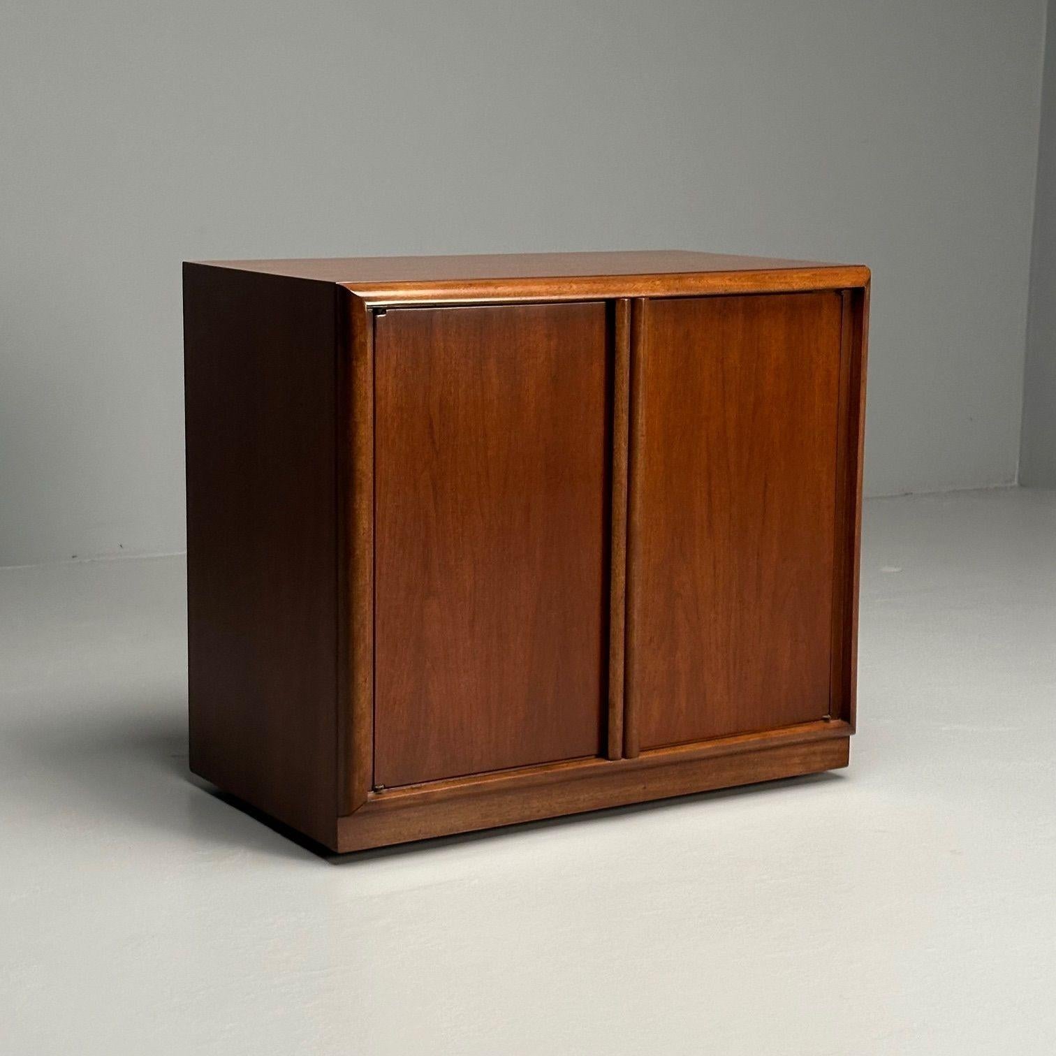 T.H. Robsjohn Gibbings, Widdicomb, Mid-Century Modern Cabinet, Walnut, USA 1950s In Good Condition For Sale In Stamford, CT