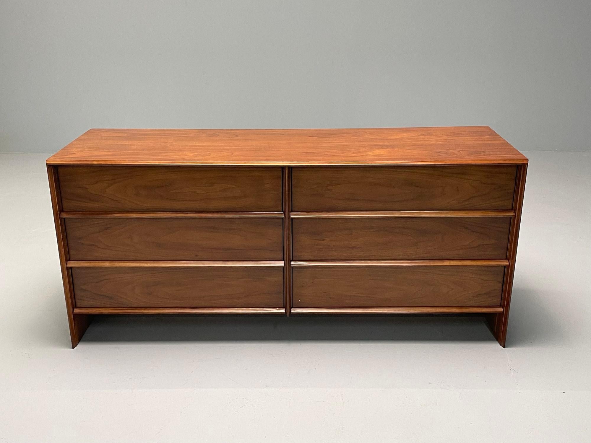T.H. Robsjohn-Gibbings, Widdicomb, Mid-Century Modern Dresser, Walnut, USA 1950s

Chic mid-century double dresser in solid walnut bearing hidden drawer pulls. The front of the 6 drawer case is given a floating appearance with a recessed pedestal