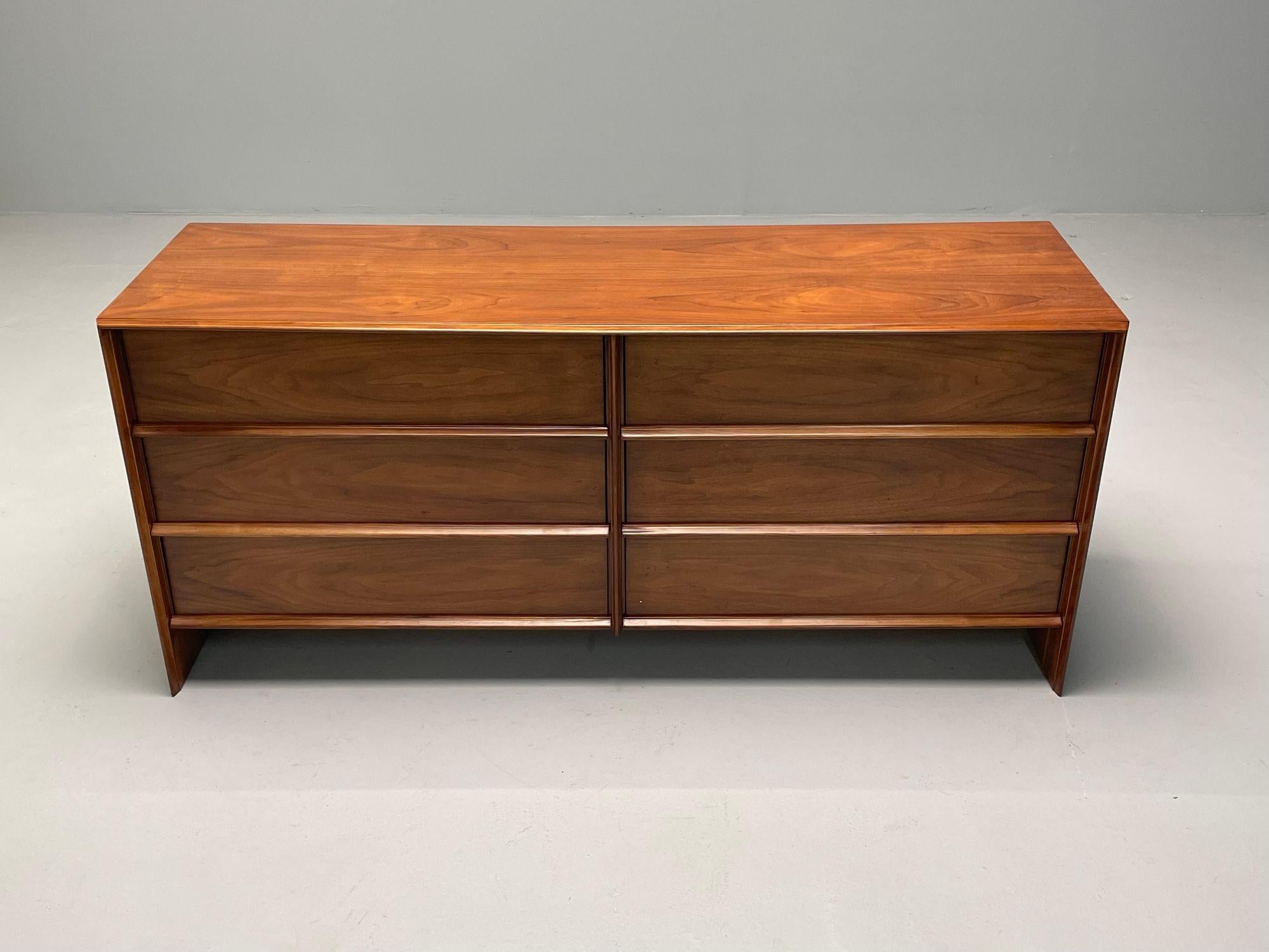 American T.H. Robsjohn-Gibbings, Widdicomb, Mid-Century Modern Dresser, Walnut, USA 1950s For Sale