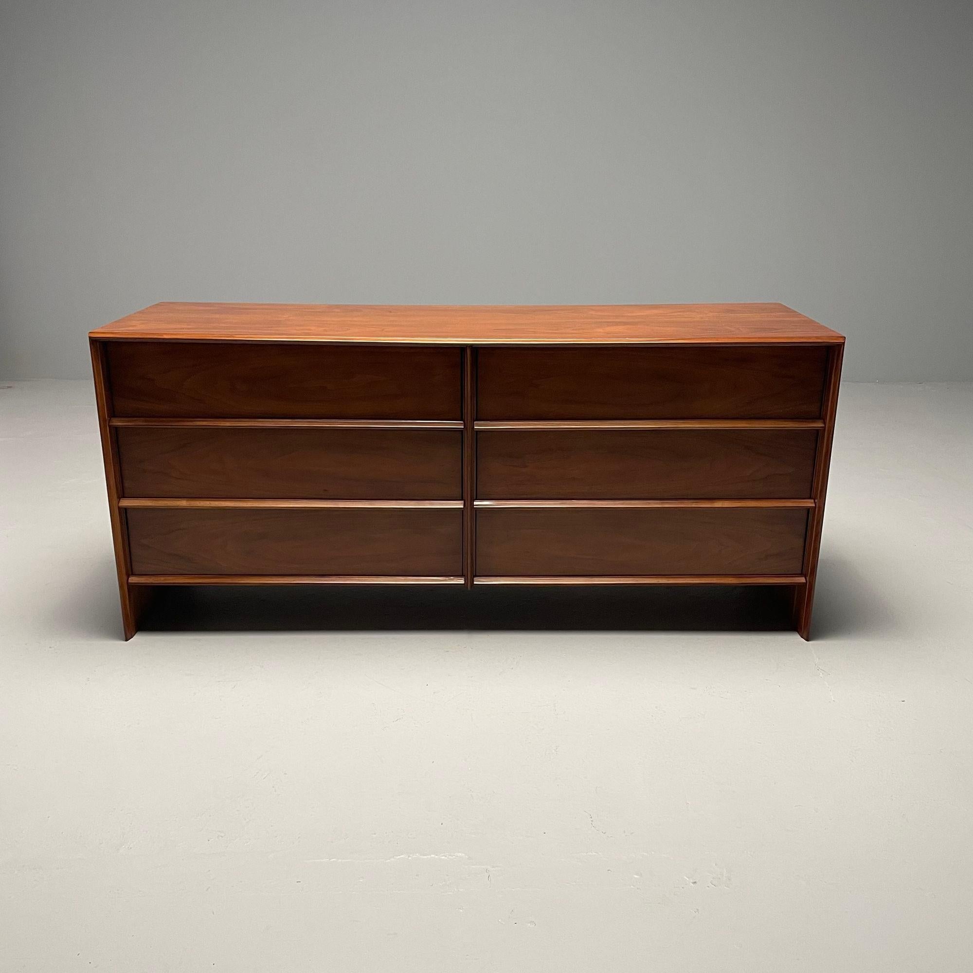 20th Century T.H. Robsjohn-Gibbings, Widdicomb, Mid-Century Modern Dresser, Walnut, USA 1950s For Sale