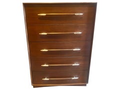 T.H. Robsjohn-Gibbings Widdicomb Grande commode en noyer avec poignées en forme de lance