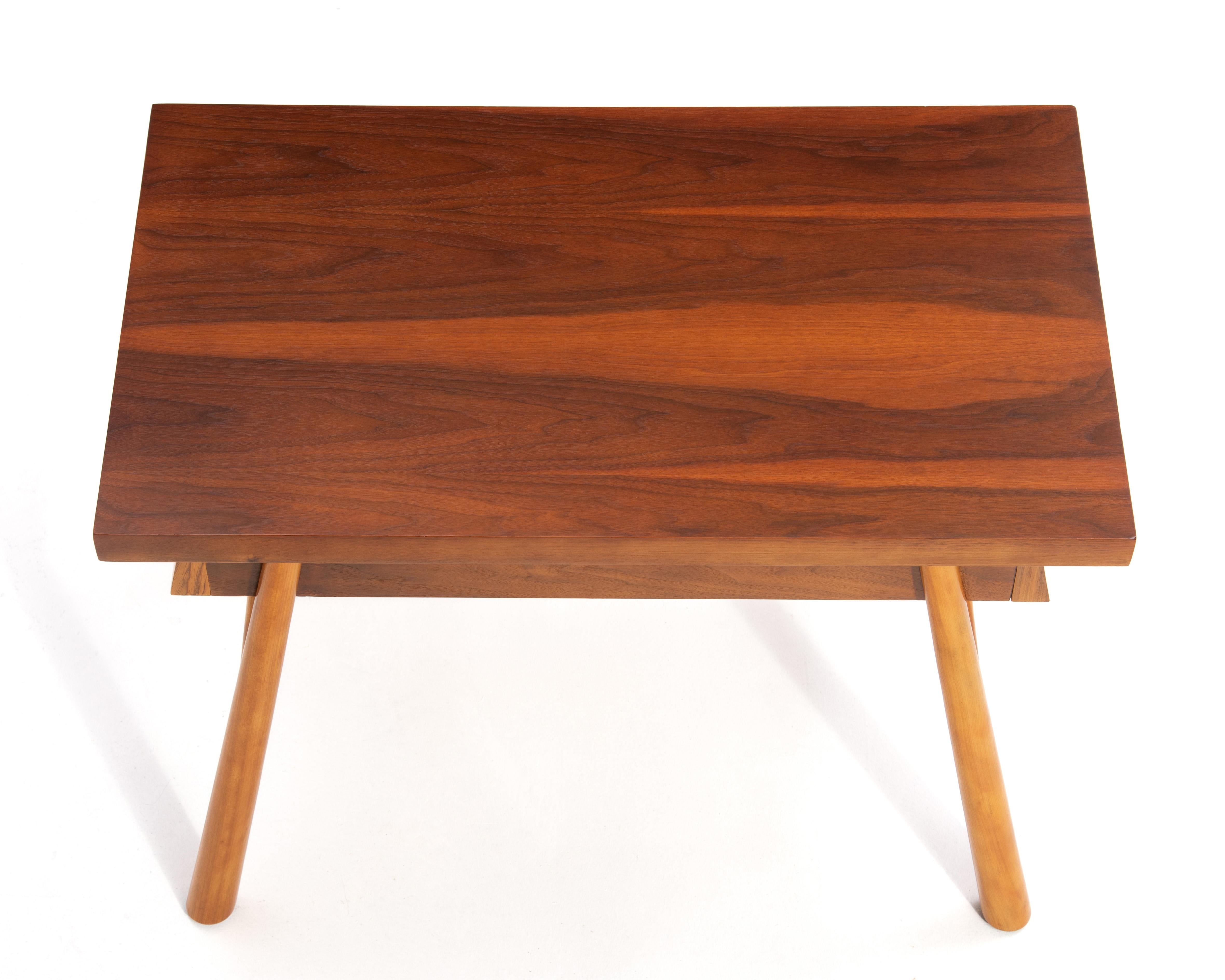 T.H. Robsjohn-Gibbings Widdicomb Mesa auxiliar con cajones en dos tonos Patas acampanadas 1951 en venta 3