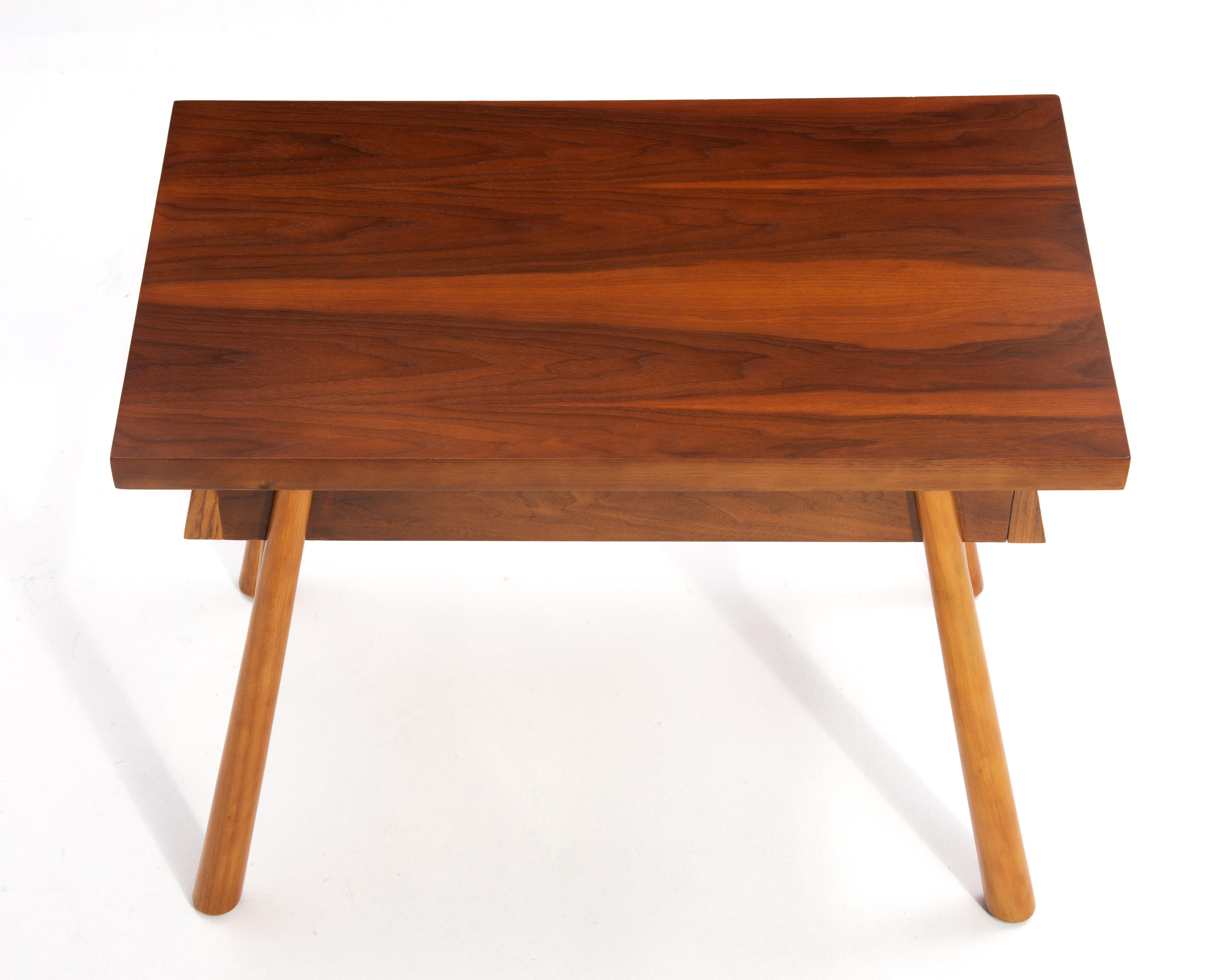 T.H. Robsjohn-Gibbings Widdicomb Mesa auxiliar con cajones en dos tonos Patas acampanadas 1951 en venta 4