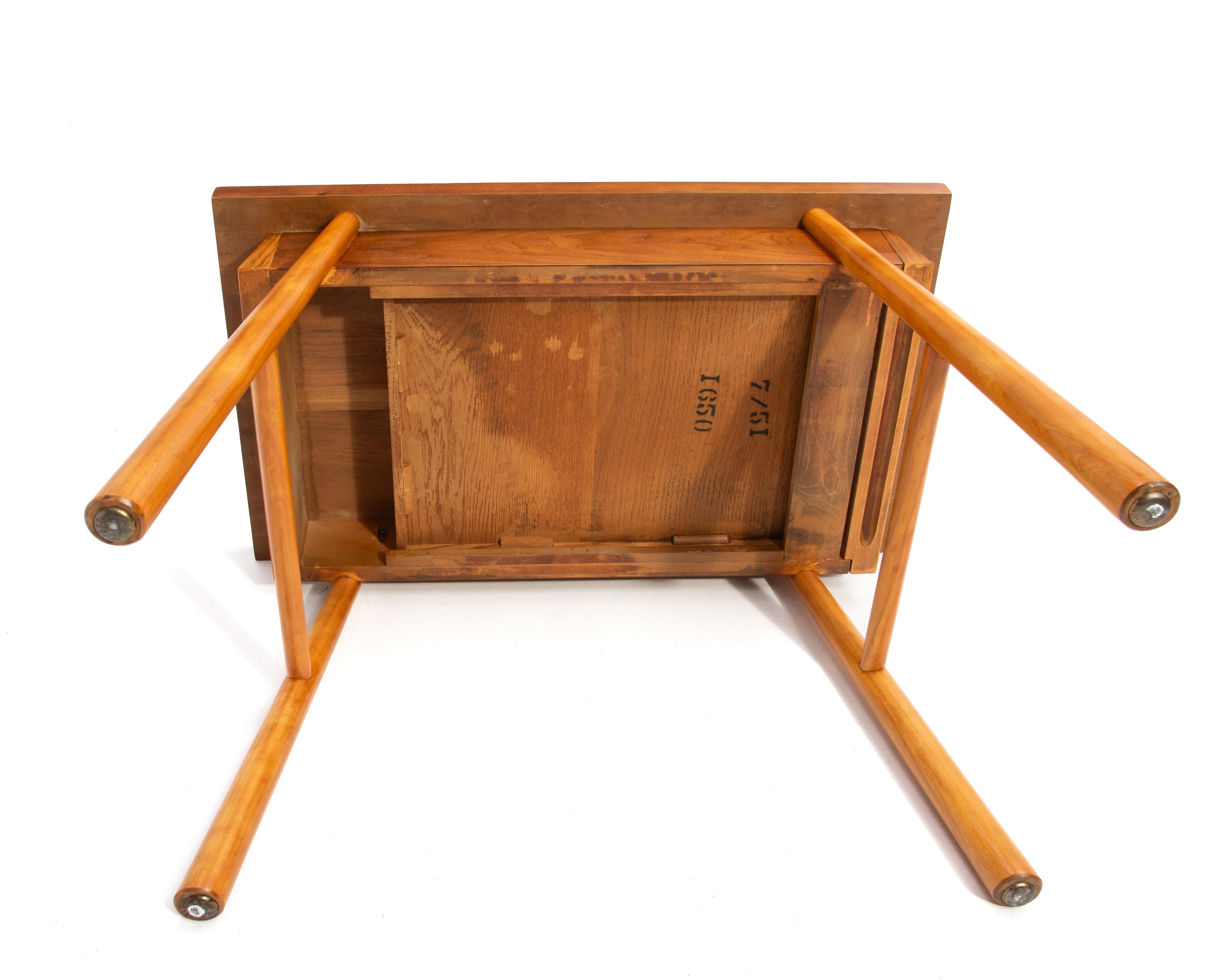 T.H. Robsjohn-Gibbings Widdicomb Mesa auxiliar con cajones en dos tonos Patas acampanadas 1951 en venta 8