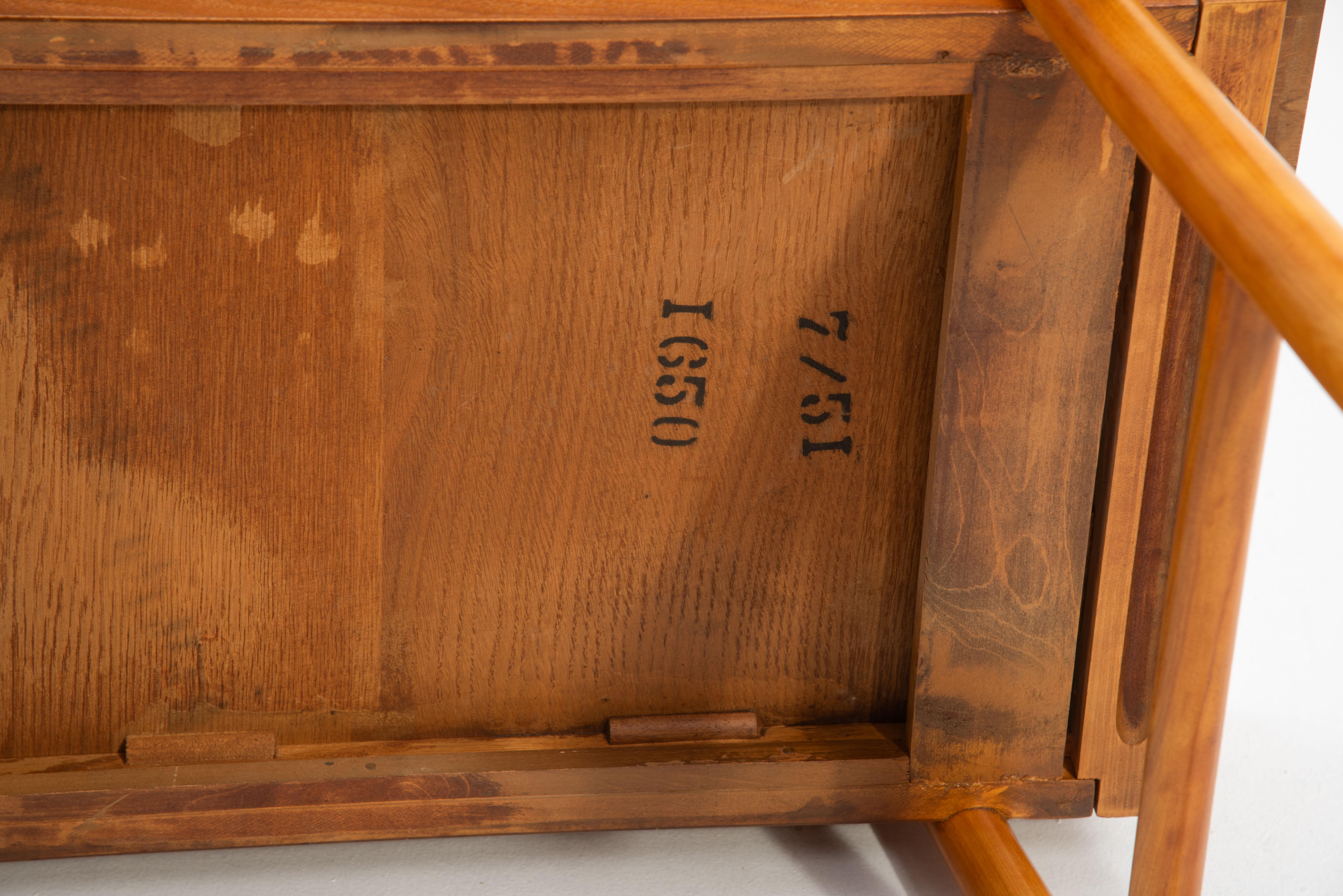 T.H. Robsjohn-Gibbings Widdicomb Mesa auxiliar con cajones en dos tonos Patas acampanadas 1951 en venta 9