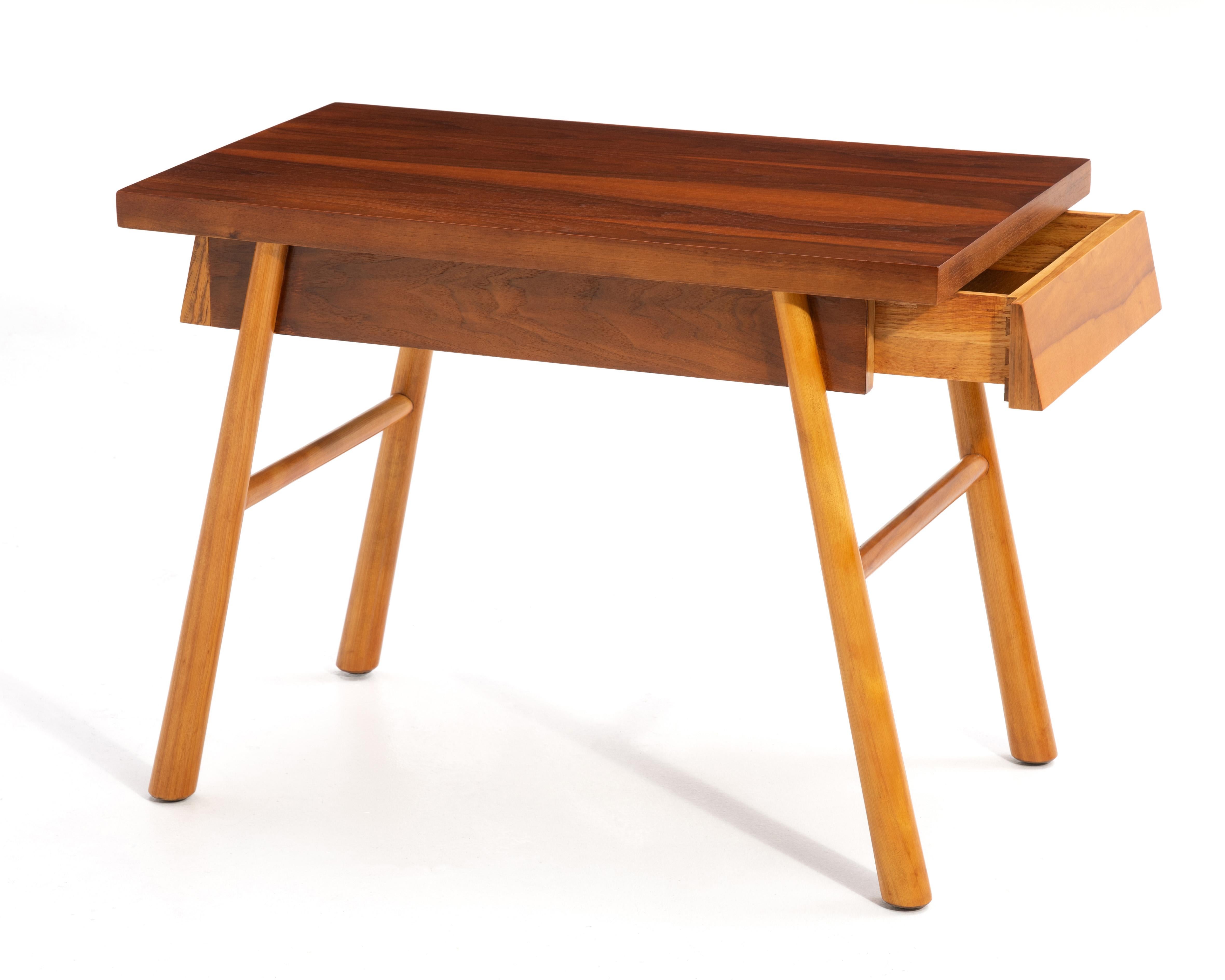 Una mesa auxiliar Widdicomb nº 1650 diseñada por T.H., restaurada profesionalmente. Robsjohn-Gibbings. La mesa bicolor presenta un tablero rectangular de caoba a juego con el libro, patas acampanadas y ahusadas invertidas de madera de haya y un