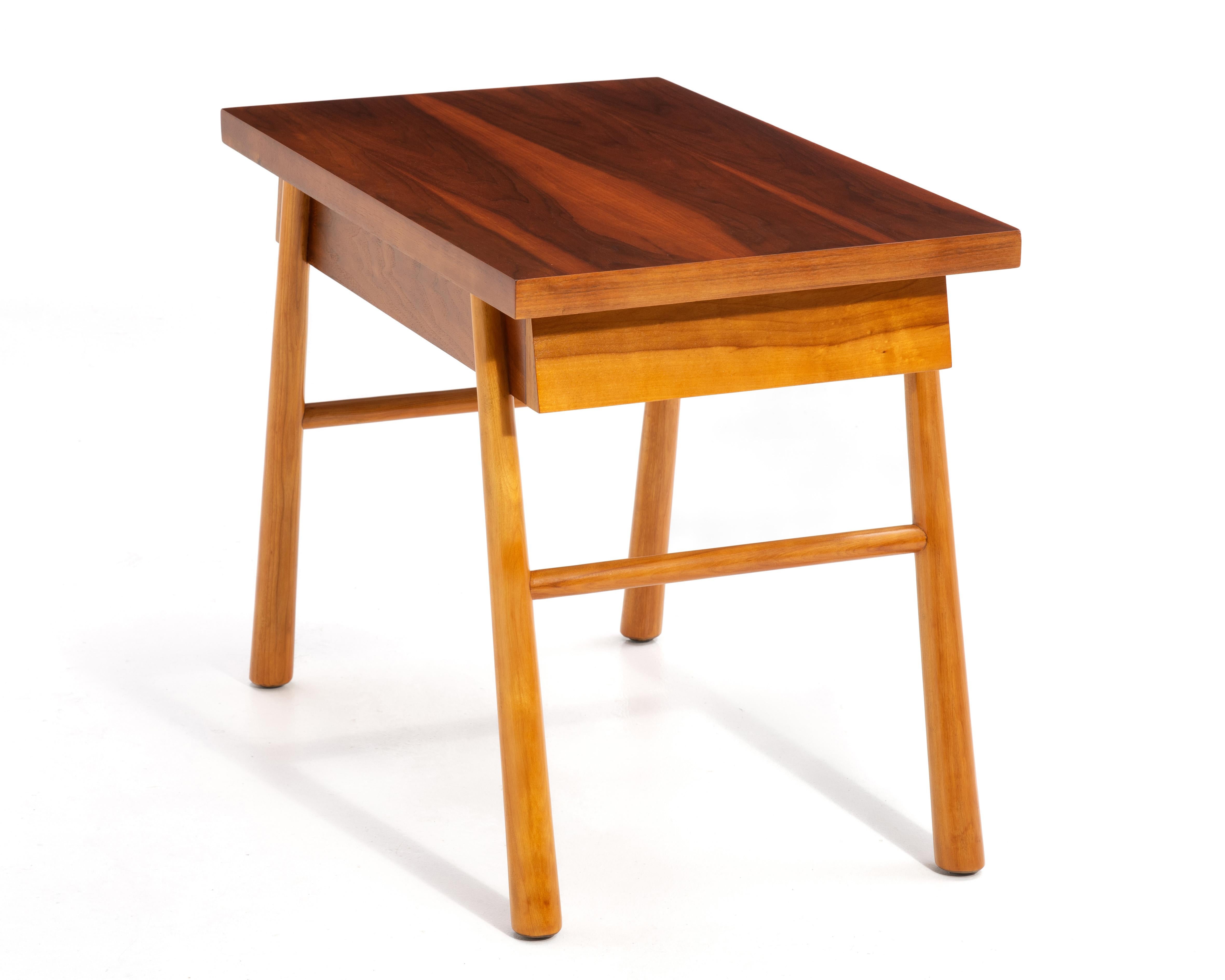 T.H. Robsjohn-Gibbings Widdicomb Mesa auxiliar con cajones en dos tonos Patas acampanadas 1951 Moderno de mediados de siglo en venta