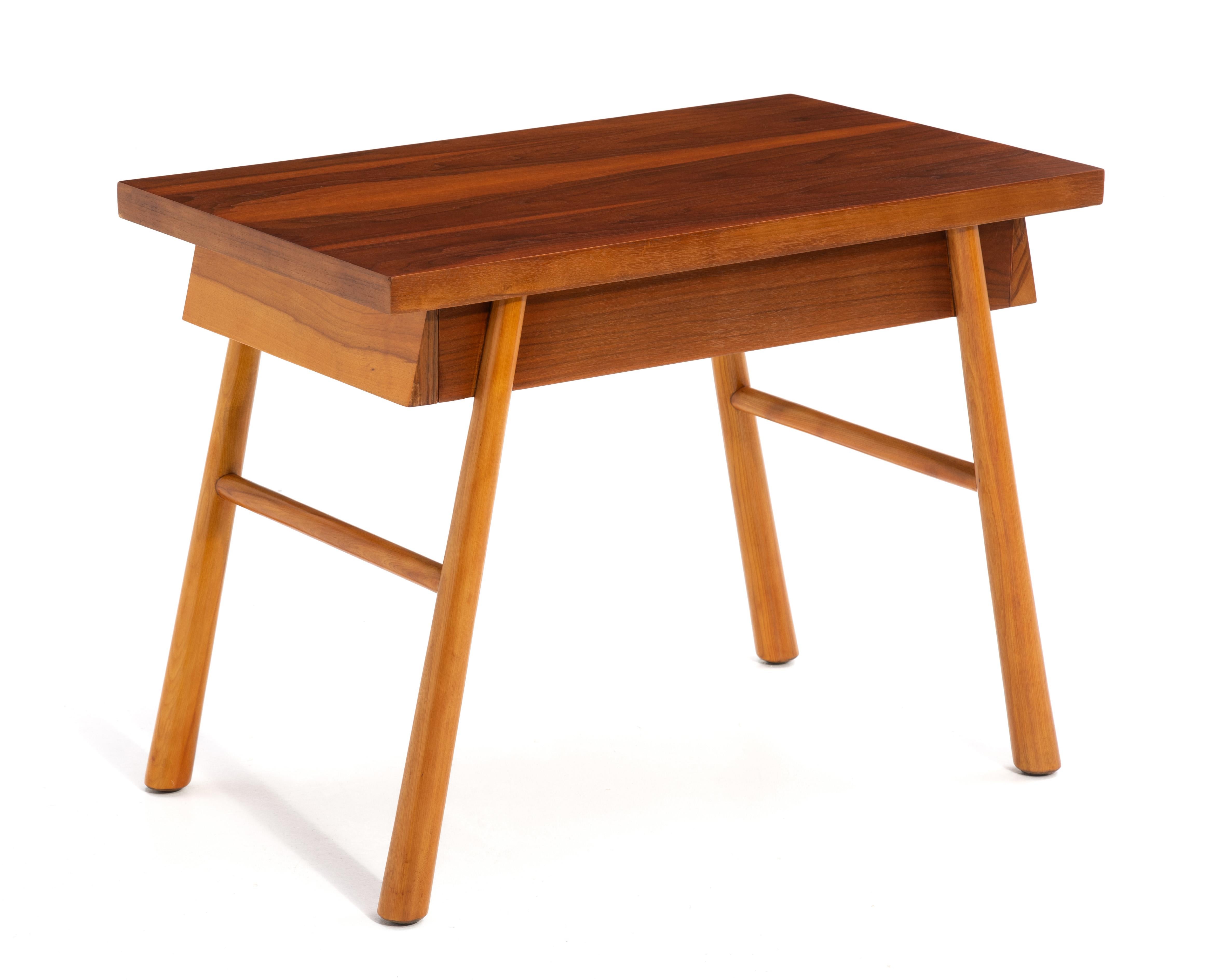 T.H. Robsjohn-Gibbings Widdicomb Mesa auxiliar con cajones en dos tonos Patas acampanadas 1951 Estadounidense en venta
