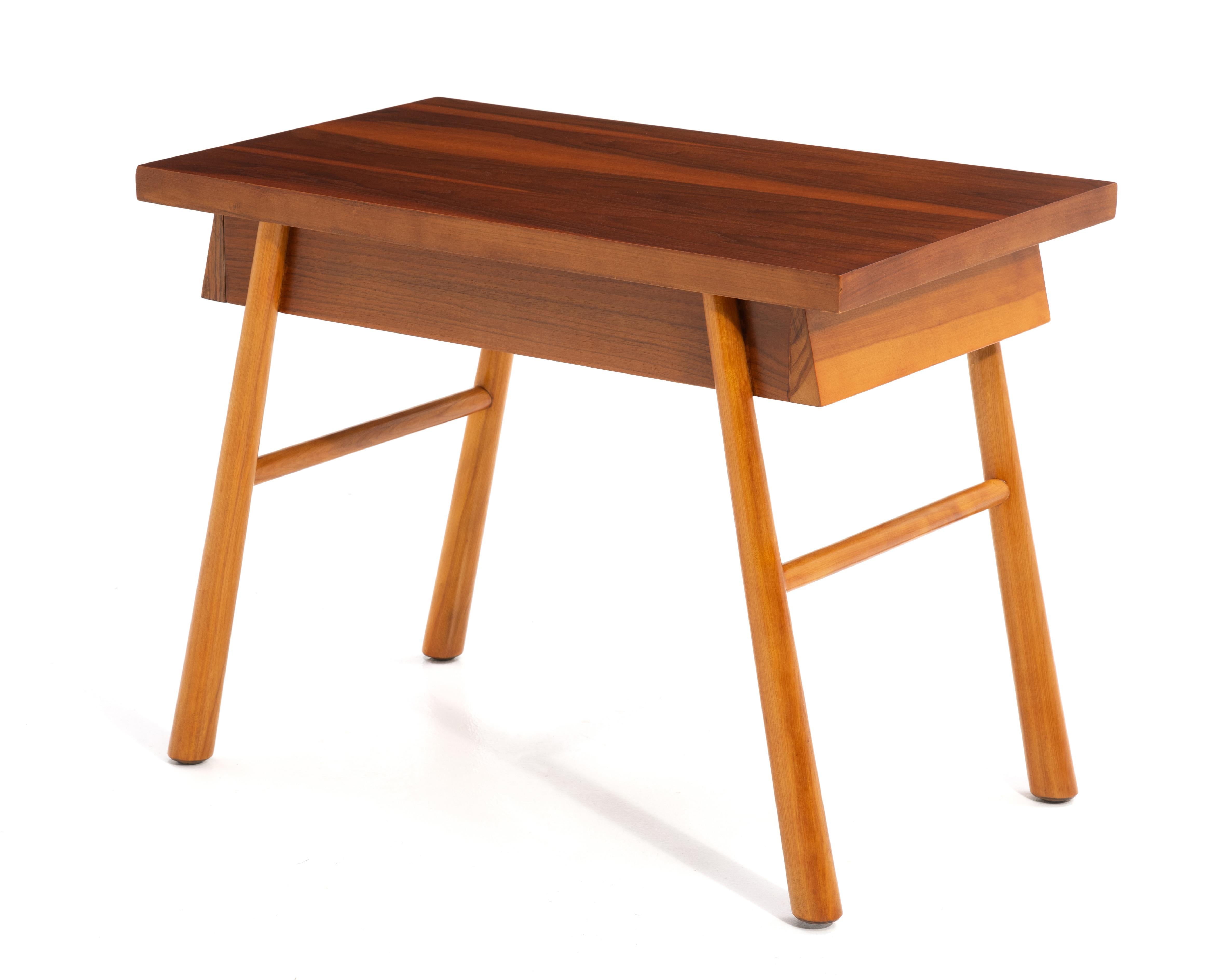T.H. Robsjohn-Gibbings Widdicomb Mesa auxiliar con cajones en dos tonos Patas acampanadas 1951 en Bueno estado para la venta en Forest Grove, PA
