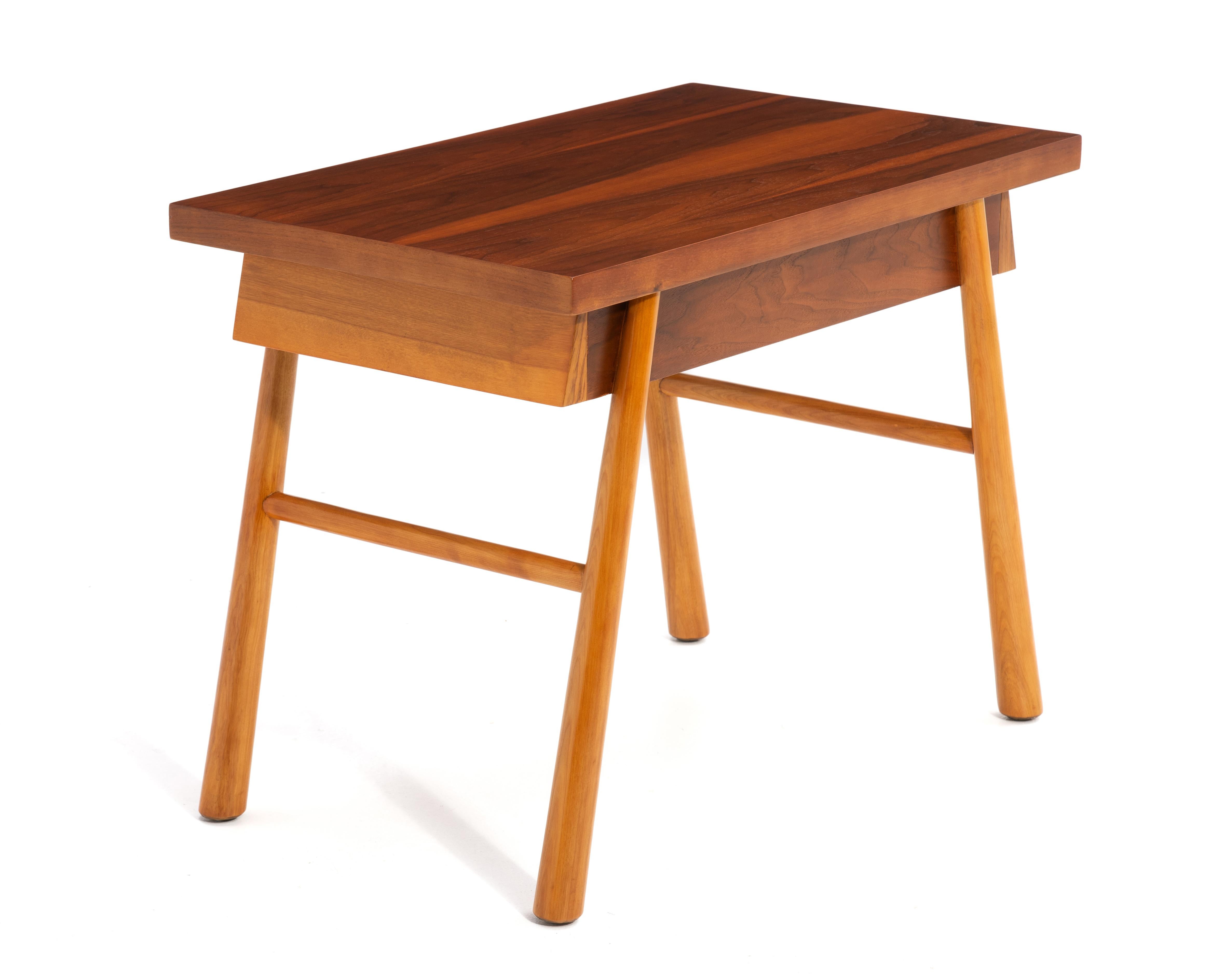 T.H. Robsjohn-Gibbings Widdicomb Mesa auxiliar con cajones en dos tonos Patas acampanadas 1951 Haya en venta