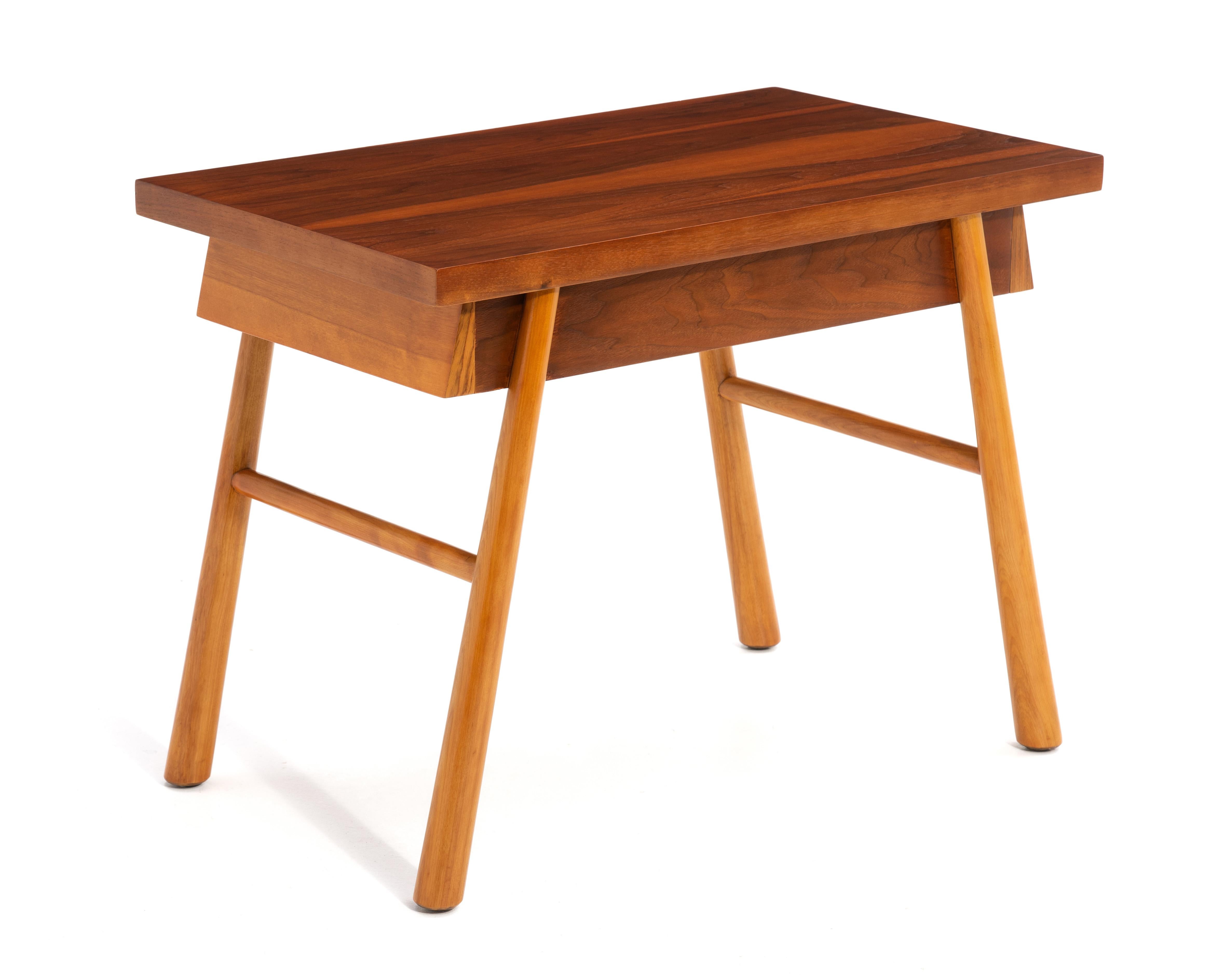 T.H. Robsjohn-Gibbings Widdicomb Mesa auxiliar con cajones en dos tonos Patas acampanadas 1951 en venta 1