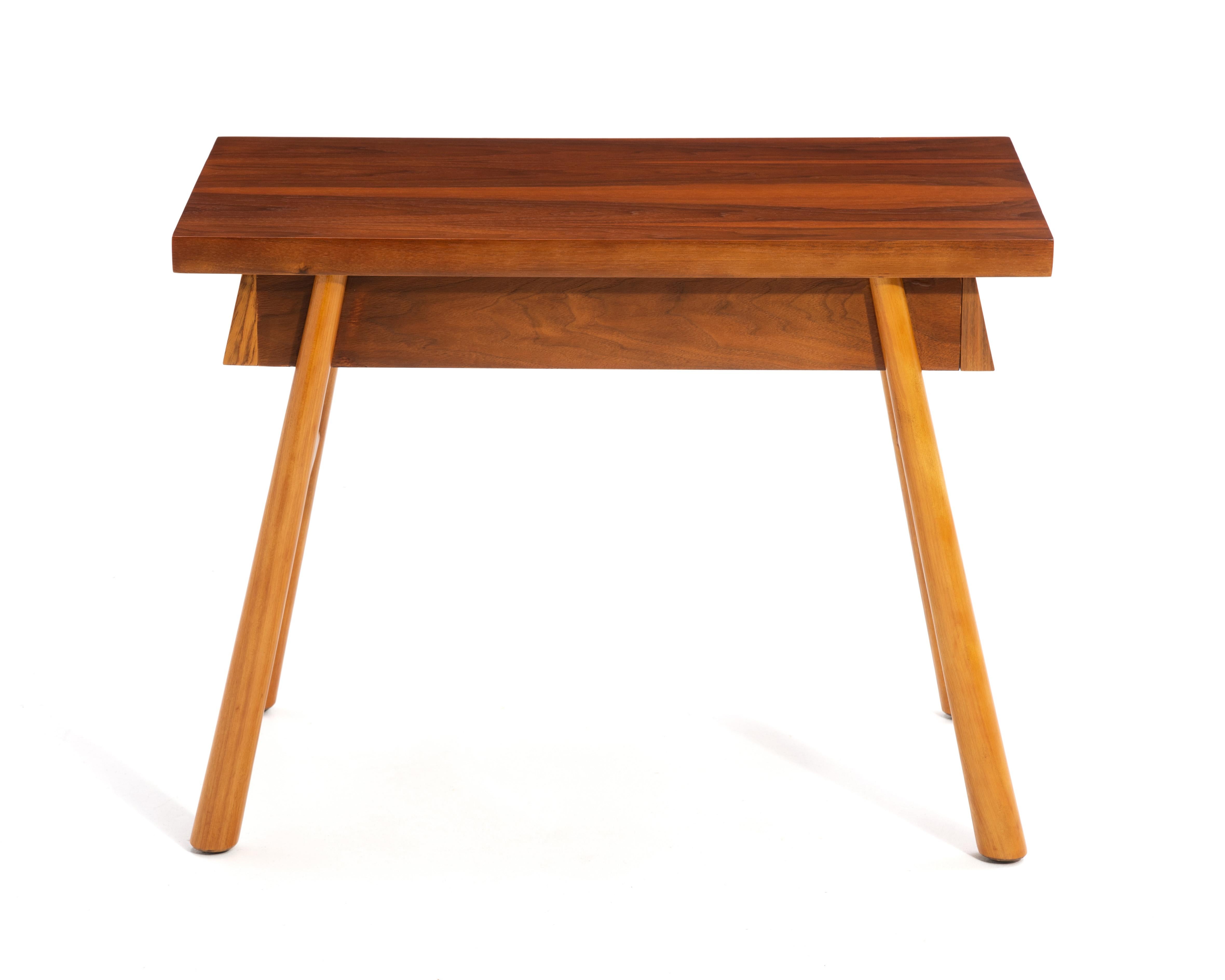 T.H. Robsjohn-Gibbings Widdicomb Mesa auxiliar con cajones en dos tonos Patas acampanadas 1951 en venta 2