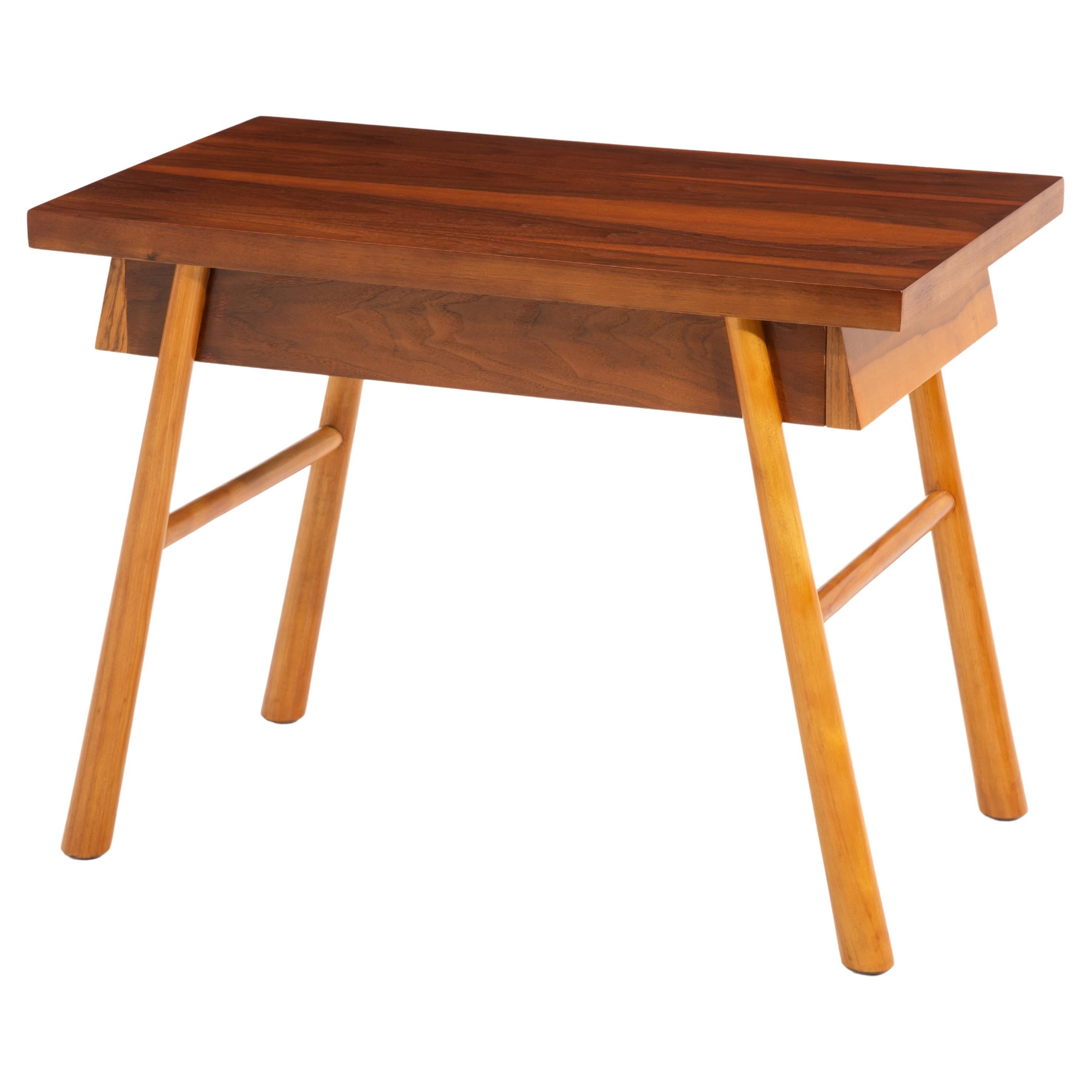 T.H. Robsjohn-Gibbings Widdicomb Mesa auxiliar con cajones en dos tonos Patas acampanadas 1951 en venta