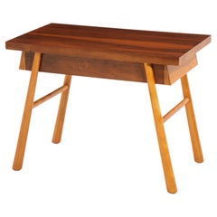 T.H. Robsjohn-Gibbings Widdicomb table d'appoint à deux tiroirs aux pieds évasés 1951
