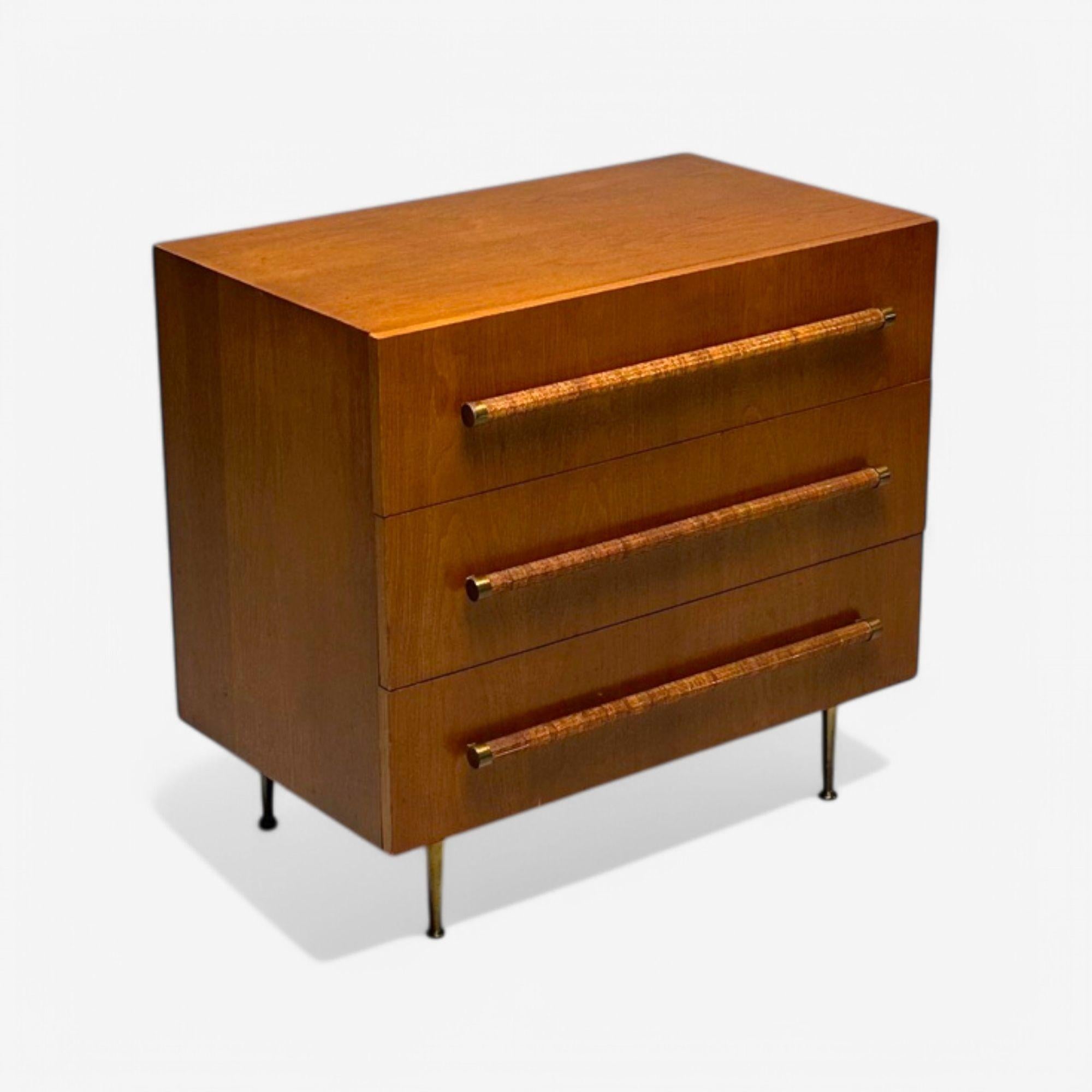 T.H. Robsjohn-Gibbings, Widdicomb, Comodino moderno di metà secolo, noce, canna, ottone, USA, anni '50

Ricercatissima cassettiera americana di metà secolo in noce a tre cassetti di T.H. Robsjohn-Gibbings per Widdicomb negli anni '50 circa. Questo