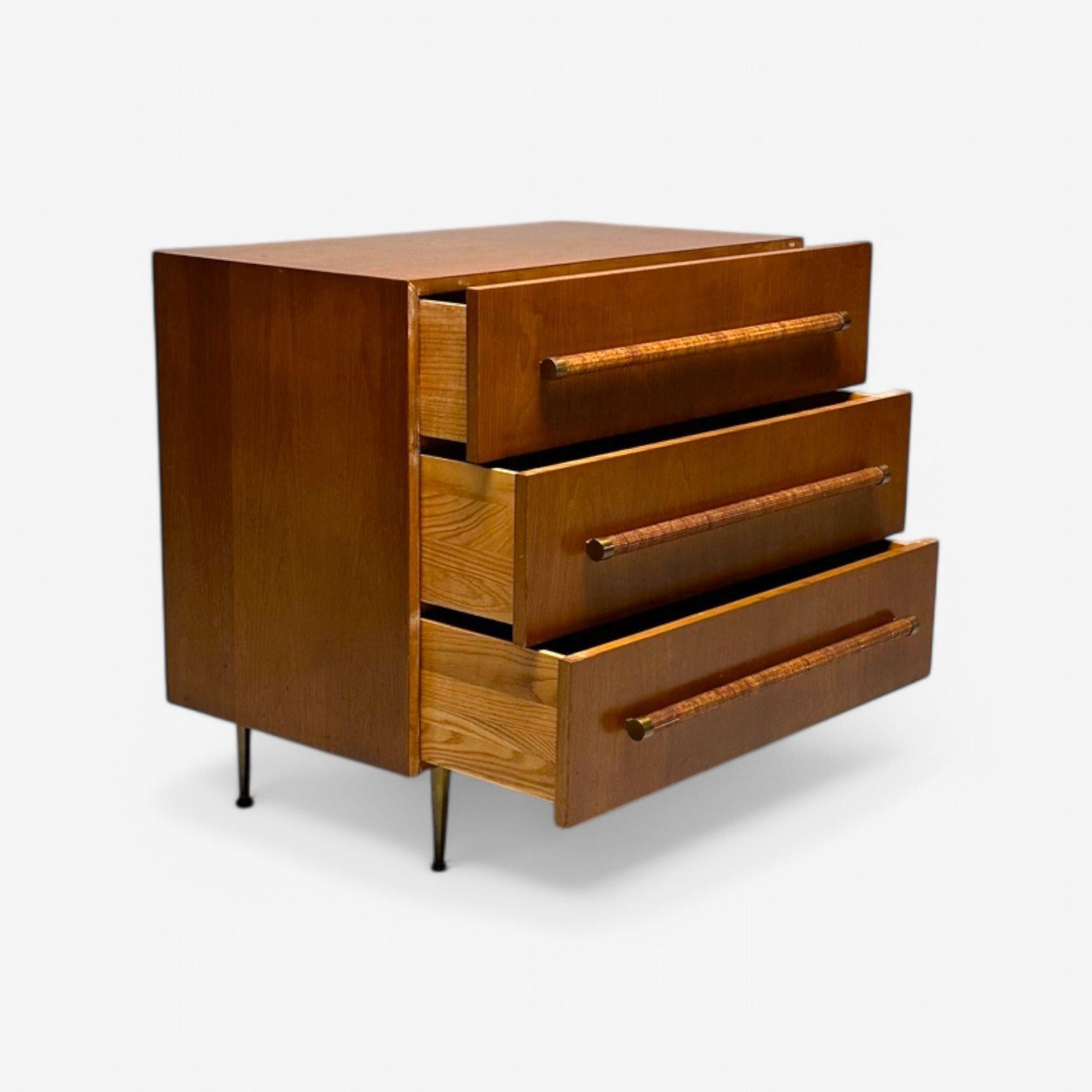 Metà XX secolo T.H. Robsjohn-Gibbings, Widdicomb, mobile in noce, canna, ottone, USA, anni '50 in vendita