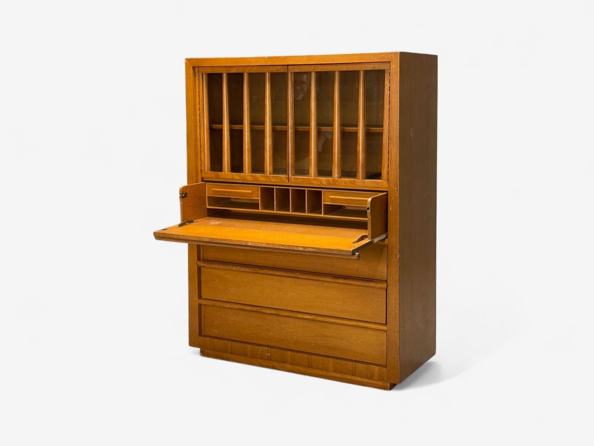 Américain T.H. Robsjohn Gibbings, Widdicomb, Walnut, Highboy Secretary, États-Unis, années 1960 en vente