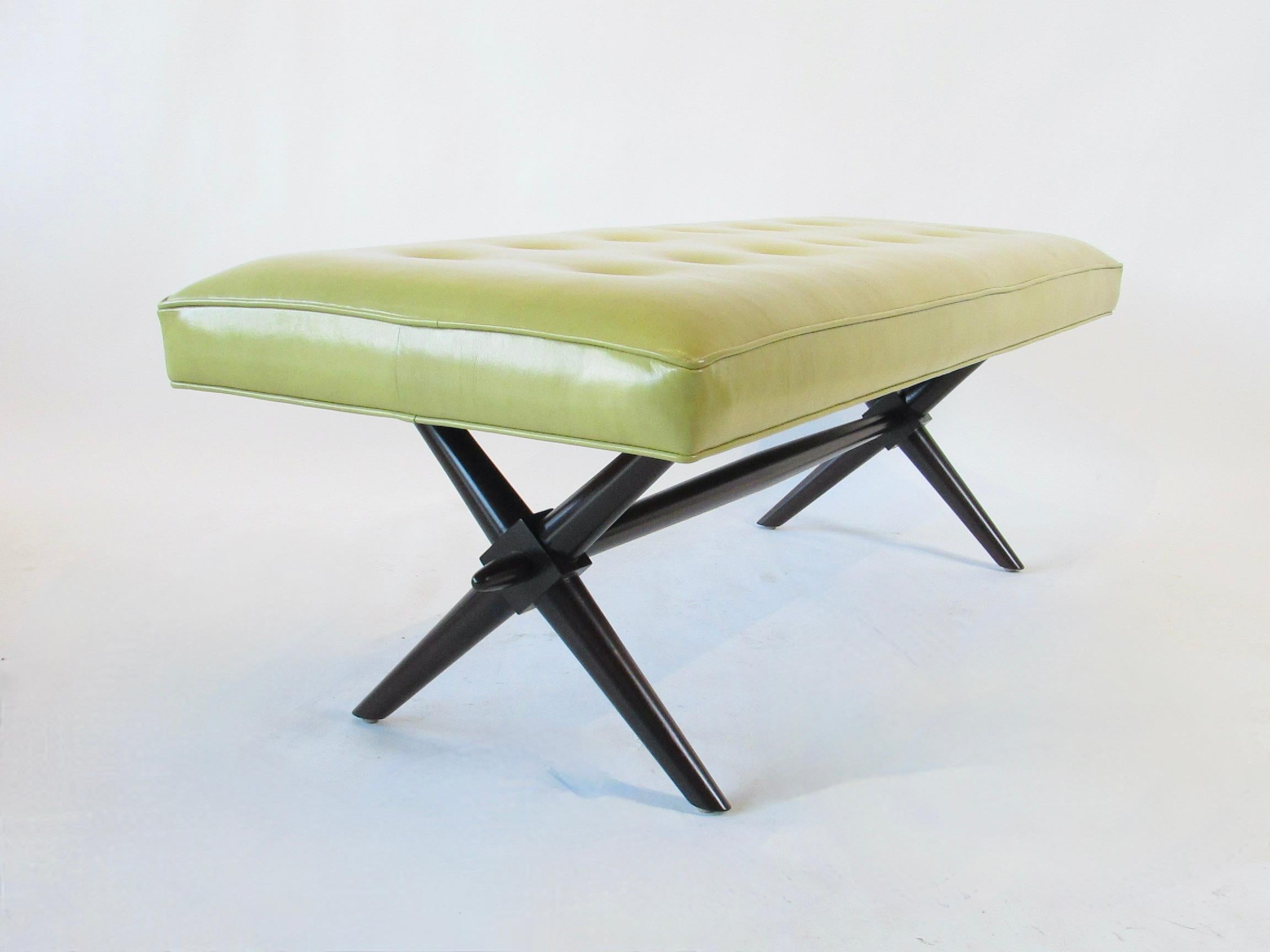 TH Robsjohn Gibbings Widdicomb Banco de cuero con base en X y mechón de botones Lacado en venta