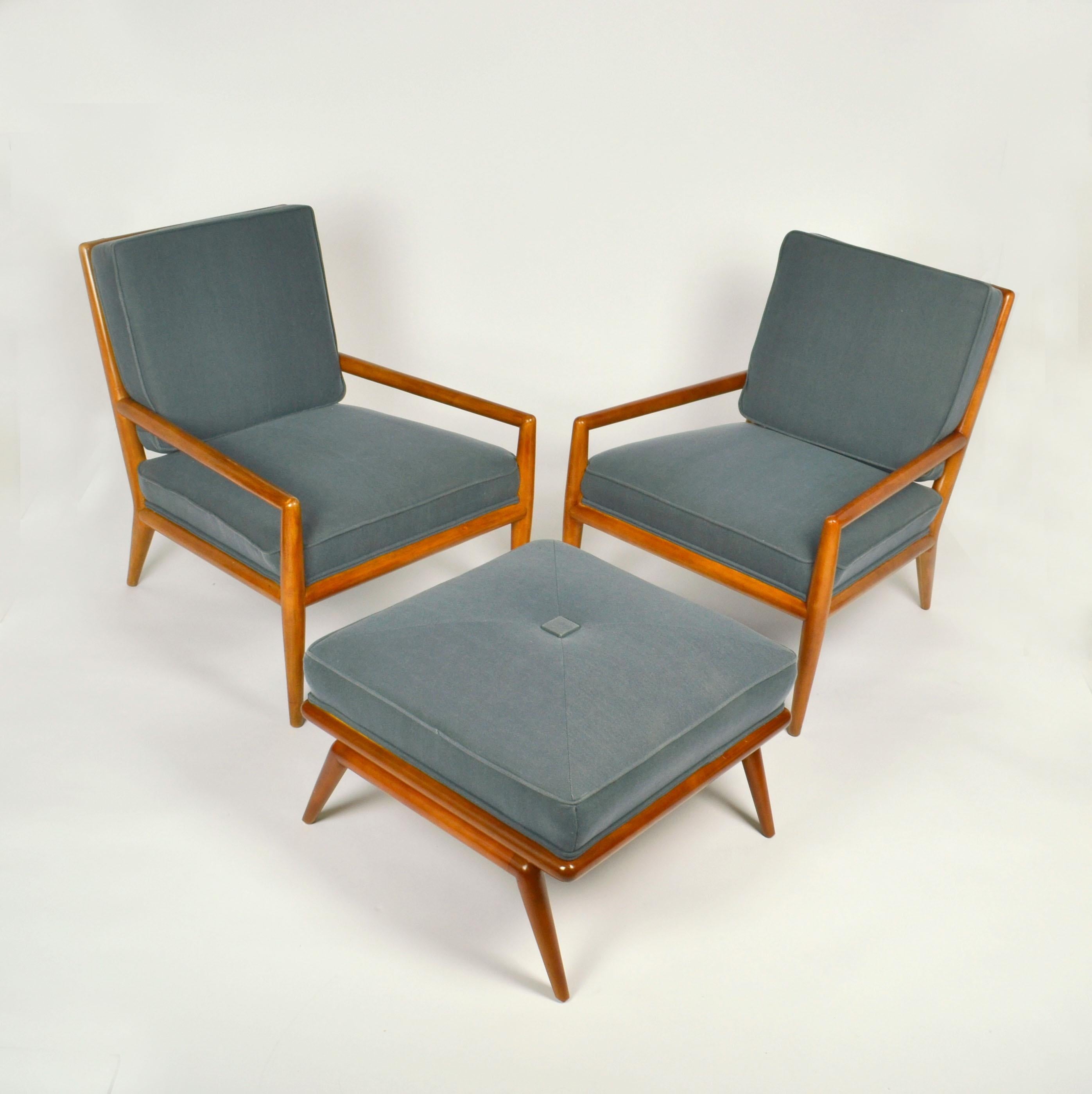 Pair of elegant and timeless lounge chairs and foot stool by the legendary T.H. Robsjohn-Gibbings. U.S.A., Widdicomb Furniture Co, circa 1955, United States.
Two armchairs and one matching foot stool with streamlined solid walnut frame fully