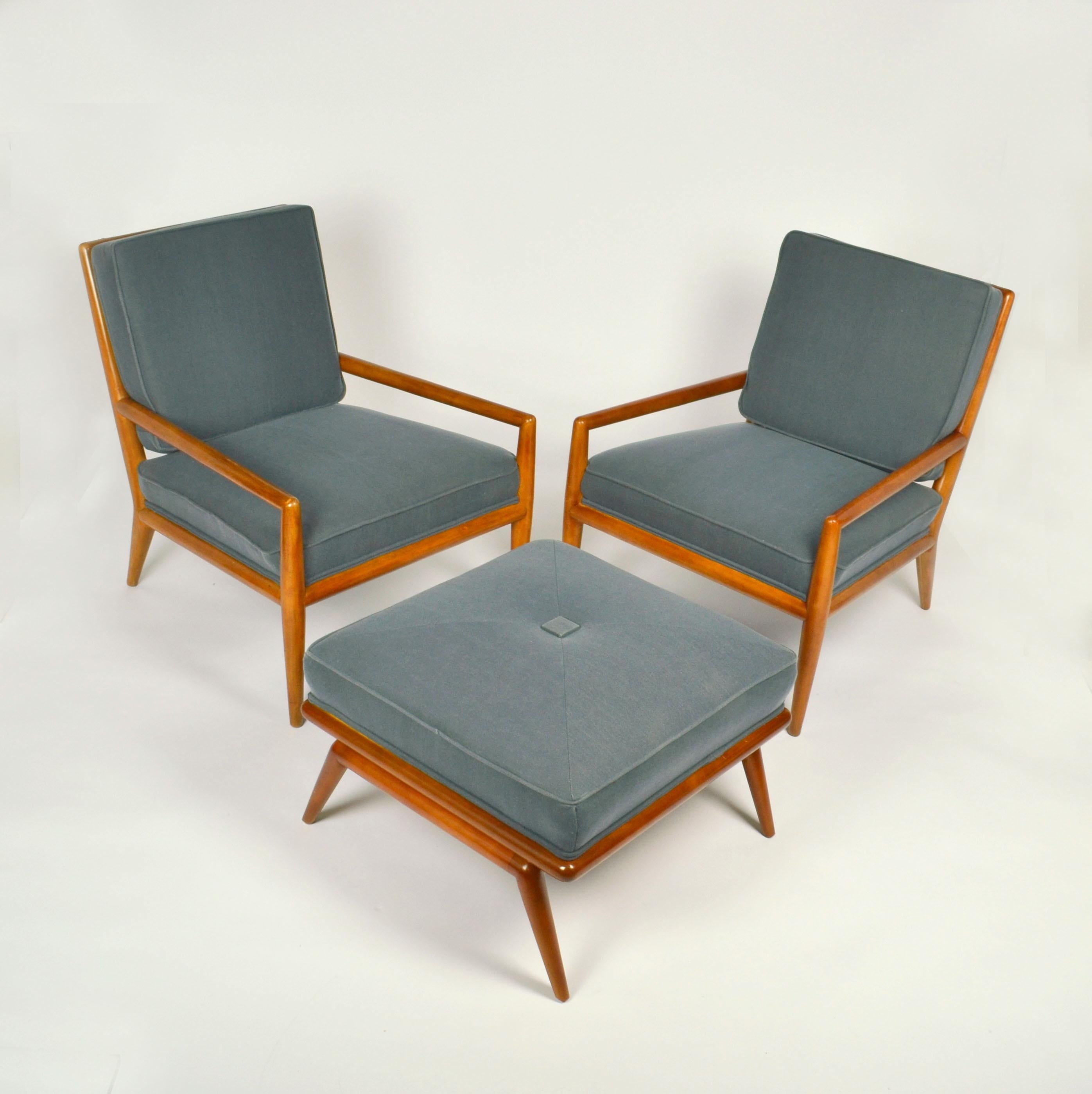 Pair of elegant and timeless Mid Century lounge chairs designed and foot stool by the legendary T.H. Robsjohn-Gibbings. U.S.A., Widdicomb Furniture Co, circa 1955, United States.
Two armchairs and one matching foot stool with streamlined solid