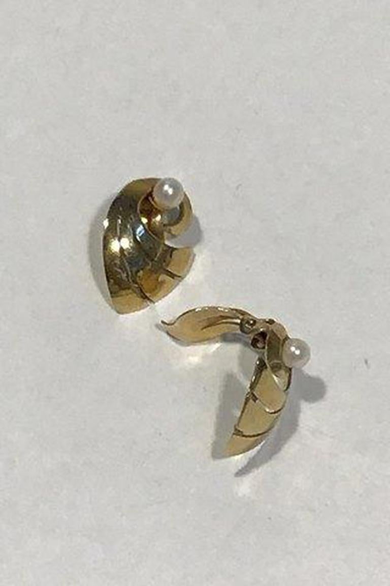 Th. Skat-Rørdam, 14 K Gold Earclips w/pearl.

Measures 1.3 cm x 1.8 cm(0 33/64 in x 0 45/64 in) Weight combined 3.1 gr/ 0.11oz.