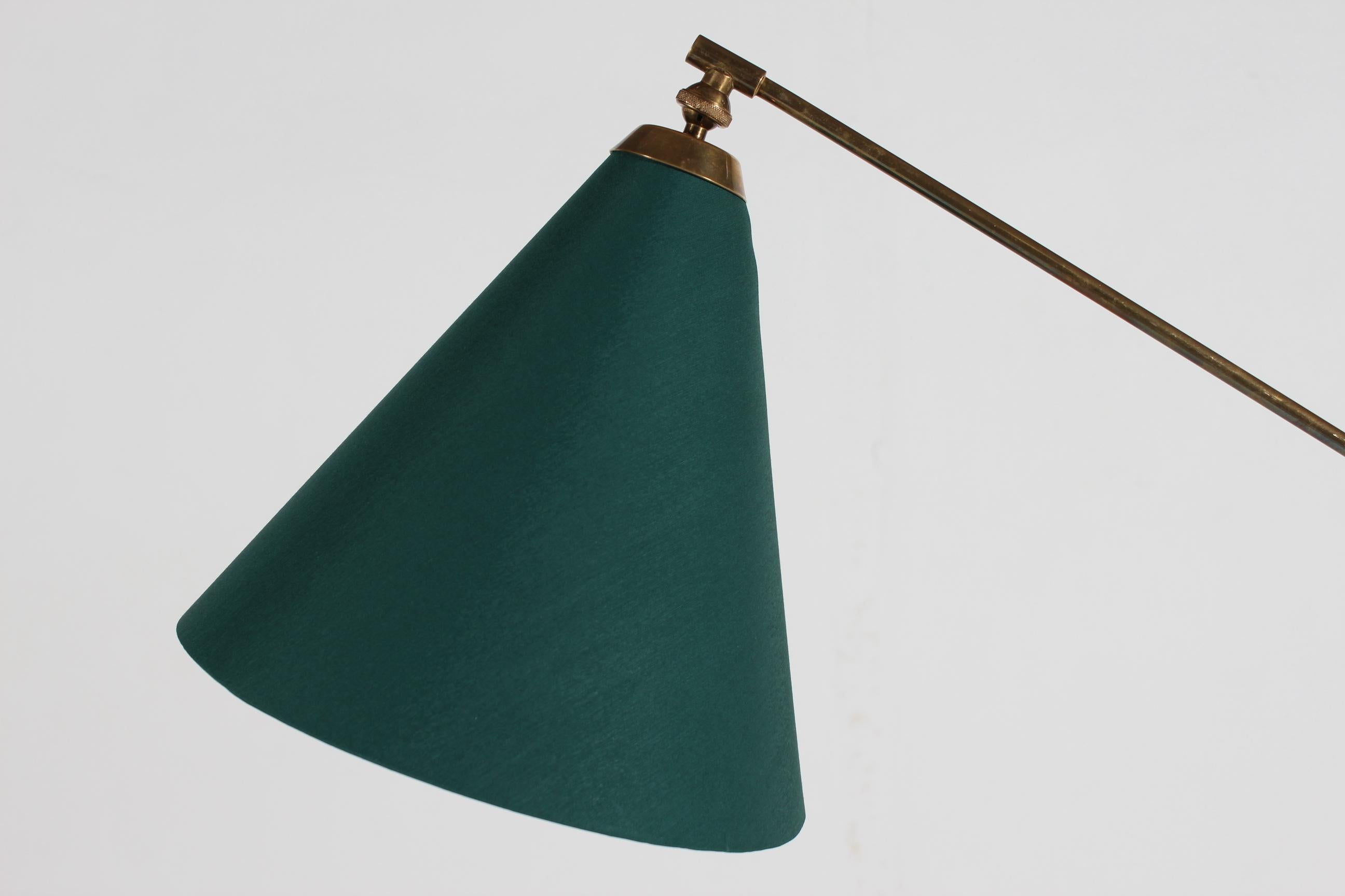 Original vintage floor lamp designed by Th. Valentiner manufactured in Denmark by Poul Dinesen in the 1960s.

The frame and base is made of brass with patina.
We have added a new green fabric shade.

It’s possible to regulate the shade angle as well