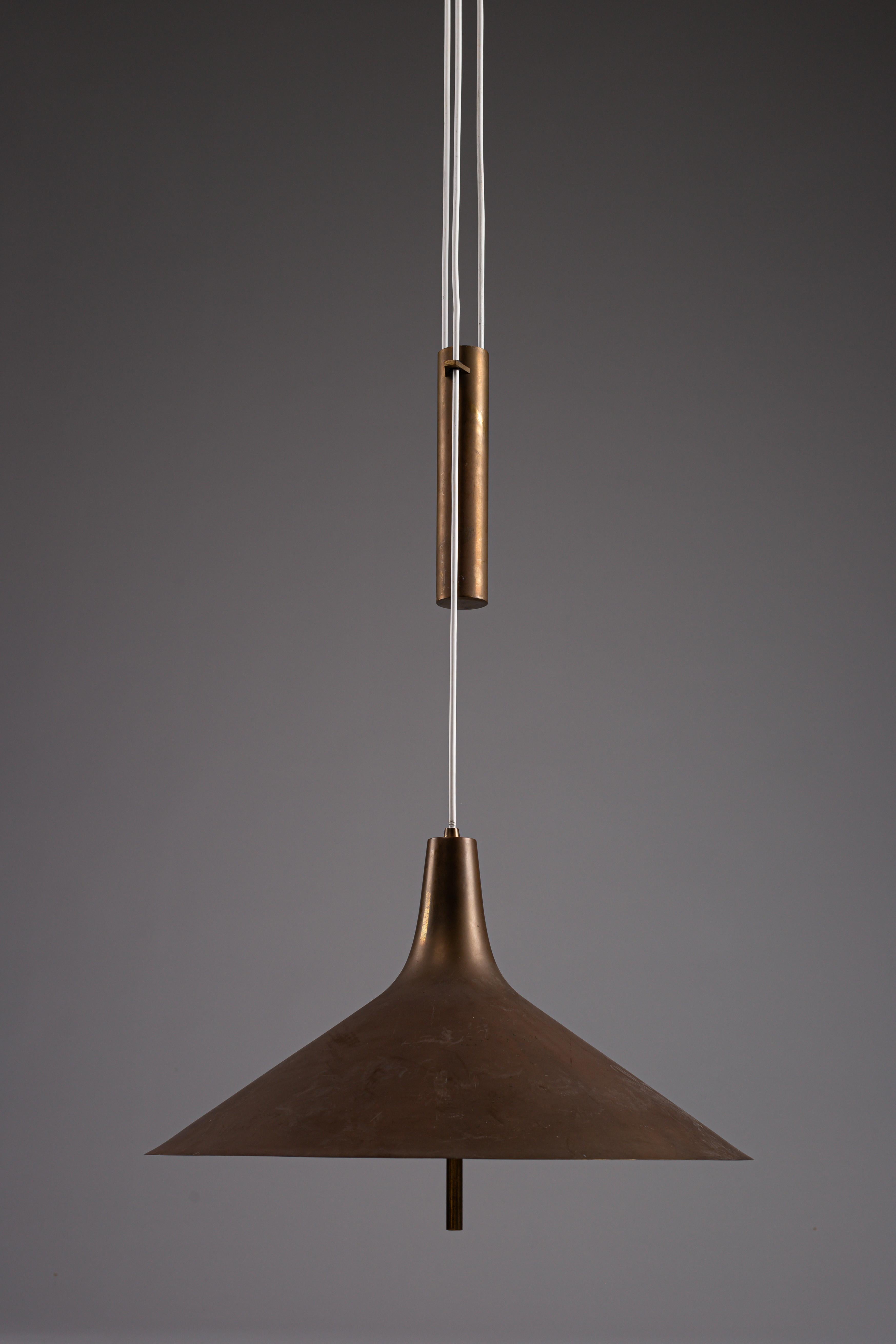 Introduzione al Th. Pendente danese di metà secolo in ottone massiccio di Valentiner, un pezzo senza tempo perfetto per qualsiasi casa di ispirazione scandinava. Realizzato in ottone massiccio patinato, questo pendente emana eleganza e raffinatezza.