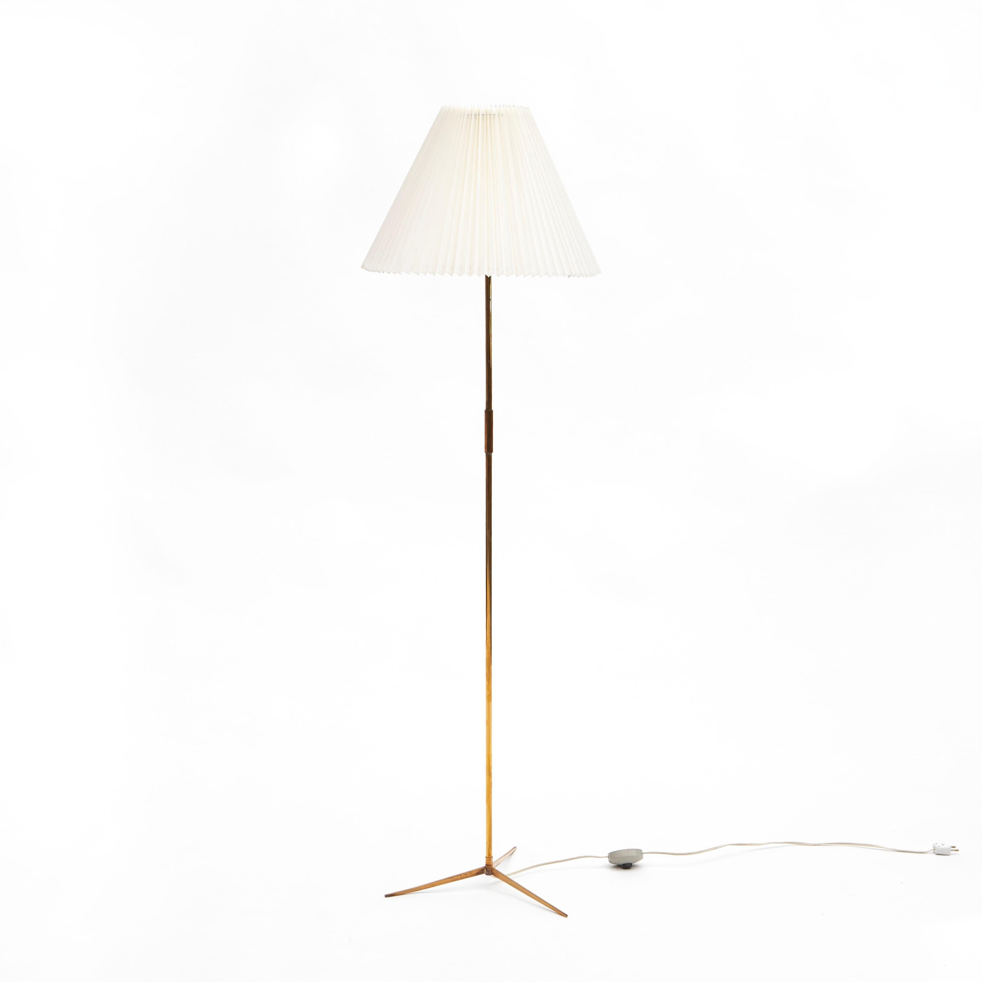 Elegant lampadaire en laiton de haute qualité conçu par AT&T. Valentiner. Produit par Poul Dinesen au Danemark, dans les années 1960.
Cette lampe était un cadeau de mariage acquis directement auprès du fabricant et de la Th. Valentiner, qui étaient