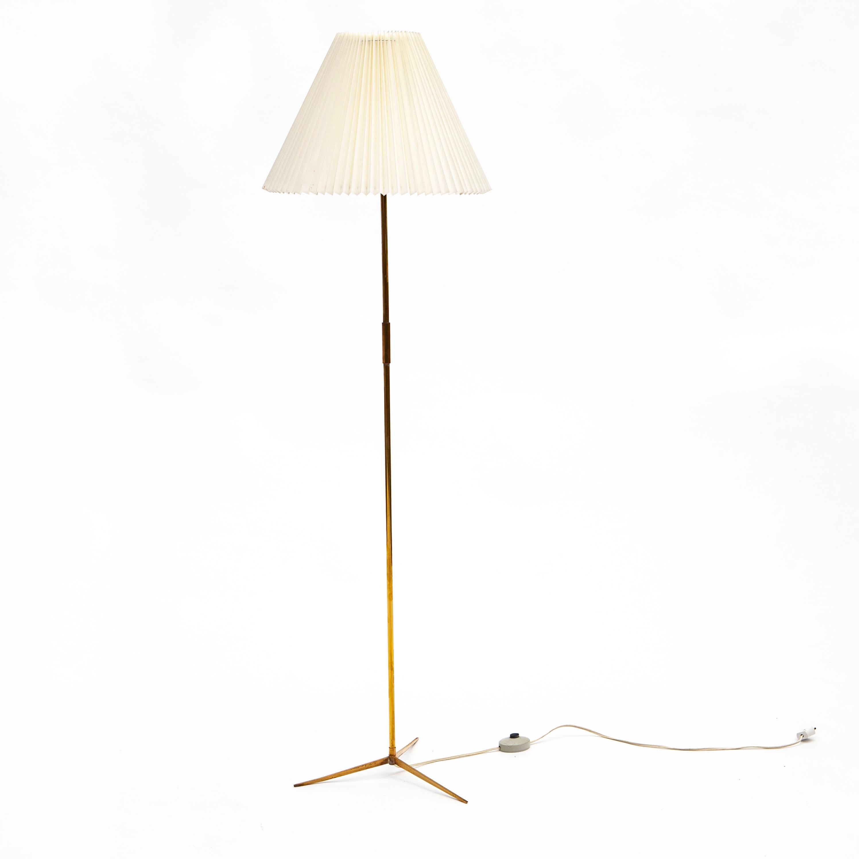 Th. Valentiner Stehlampe aus Messing für Povl Dinesen (Skandinavische Moderne) im Angebot