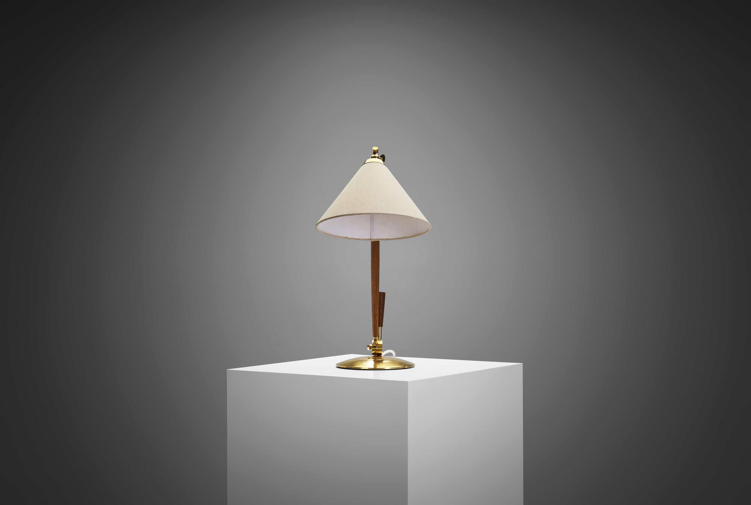 Th. Valentiner Model “THV 375” Adjustable Lamp, Denmark 20th Century In Good Condition For Sale In Utrecht, NL