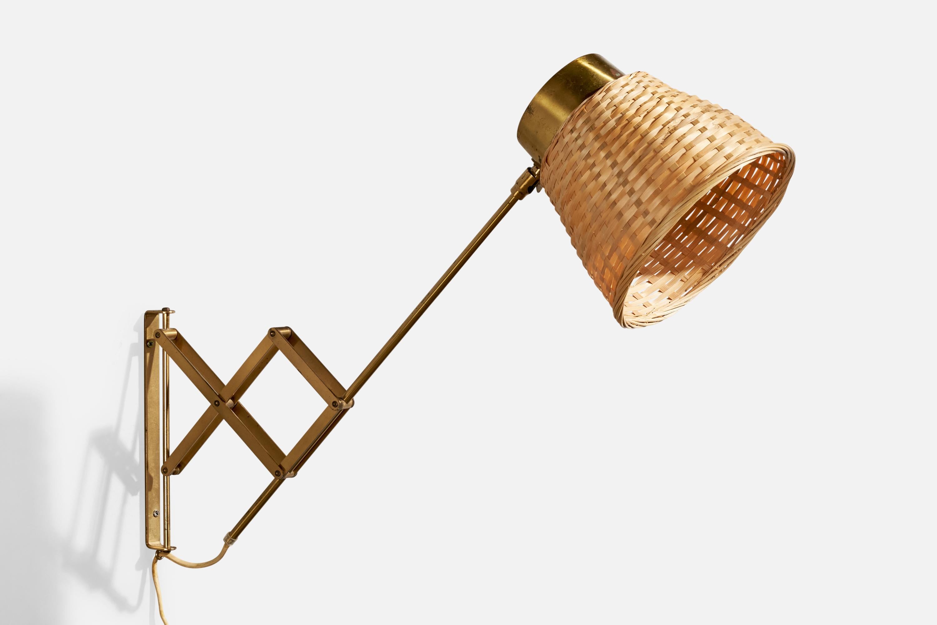 Aplique regulable de latón y ratán diseñado y fabricado por T.H. Valentiner, Dinamarca, hacia la década de 1950.

Dimensiones totales (pulgadas): 19,25
