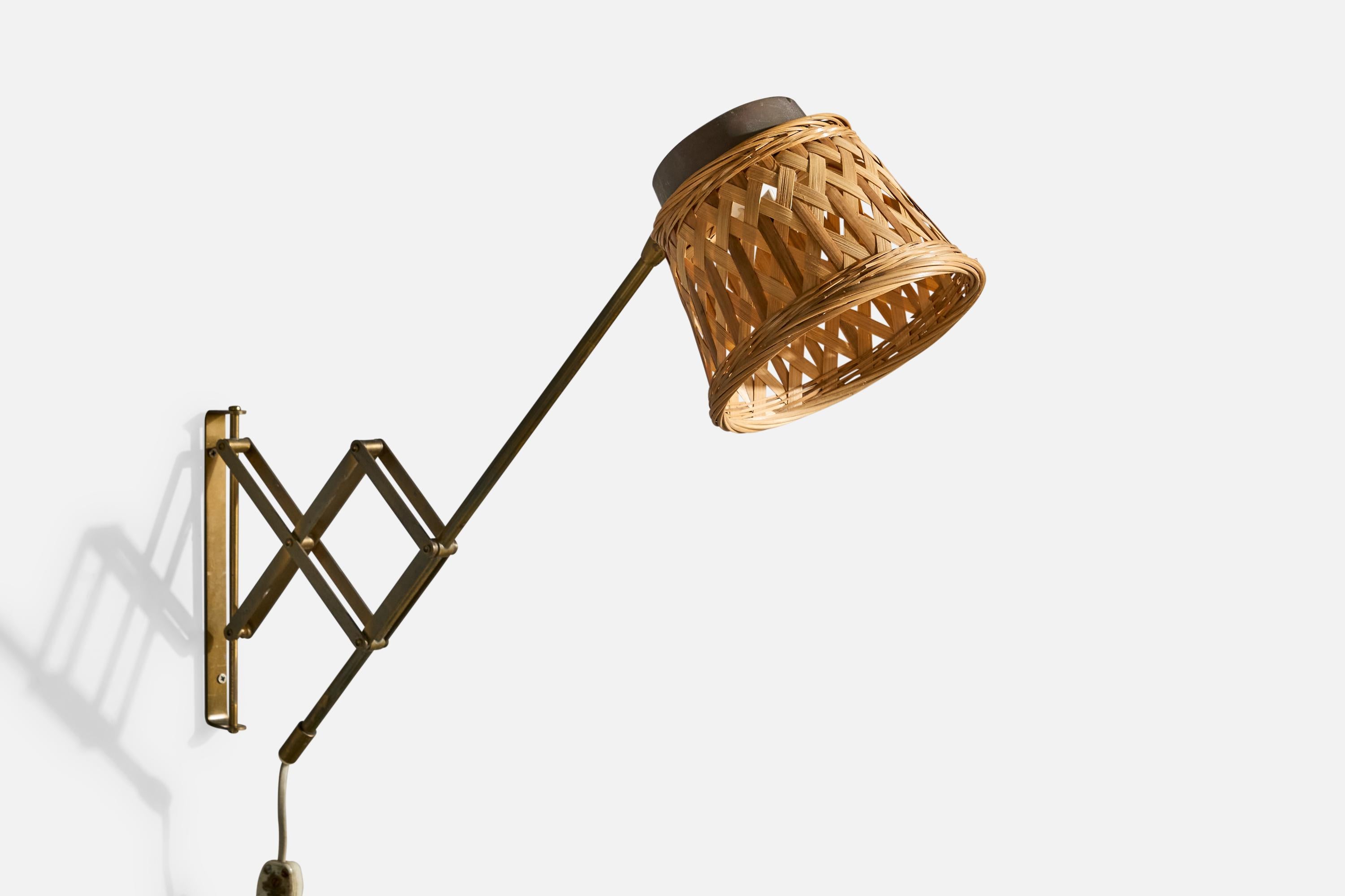 Un'applique regolabile in ottone e rattan progettata e prodotta da T.H. A. Valentin, Danimarca, anni '50 circa.

Dimensioni complessive (pollici): 17,25