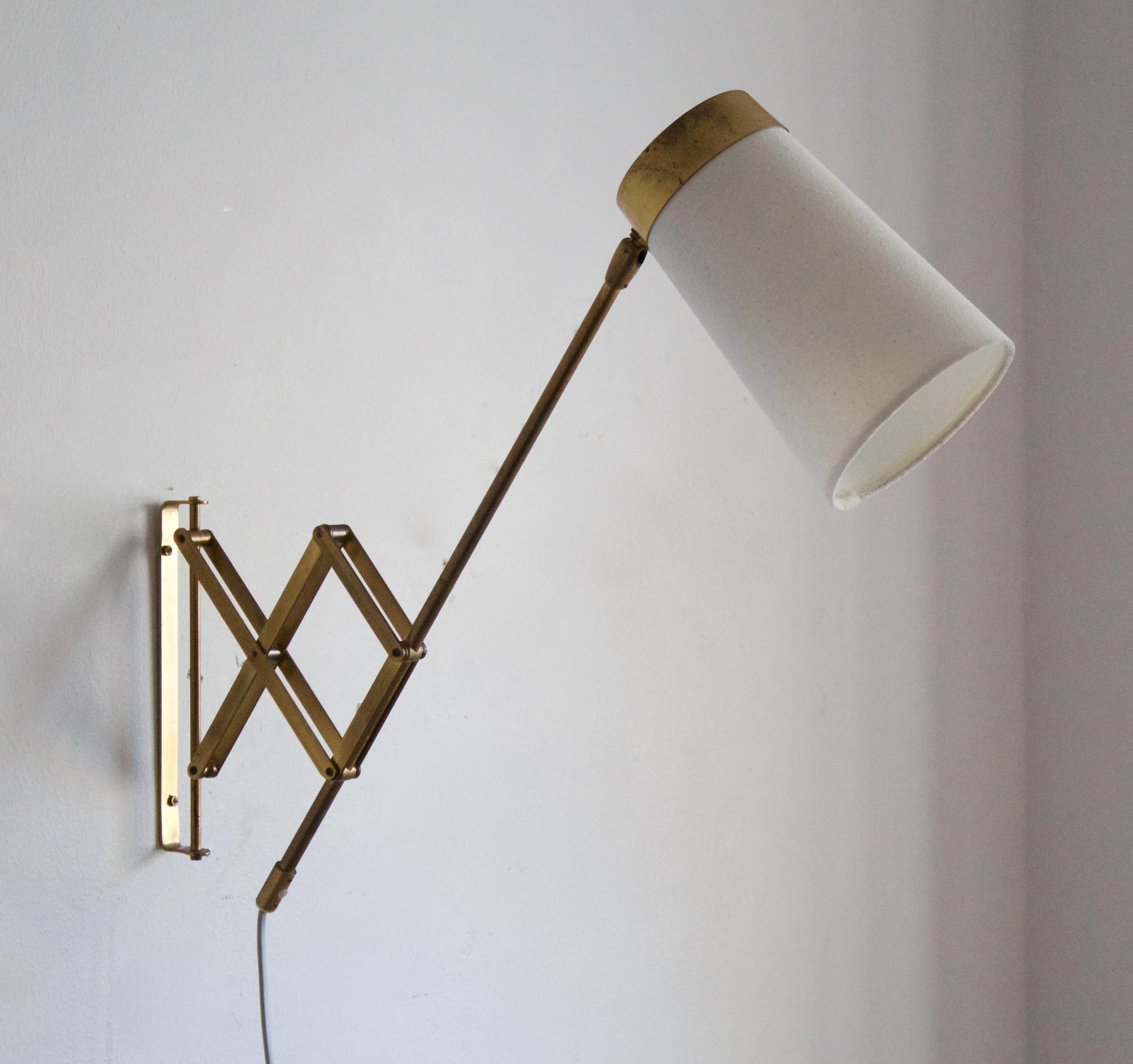 A functionalist wall light / task light, designed by Th. Valentiner and produced Poul Dinesesen in Denmark, 1950s.

Dimensions variable.