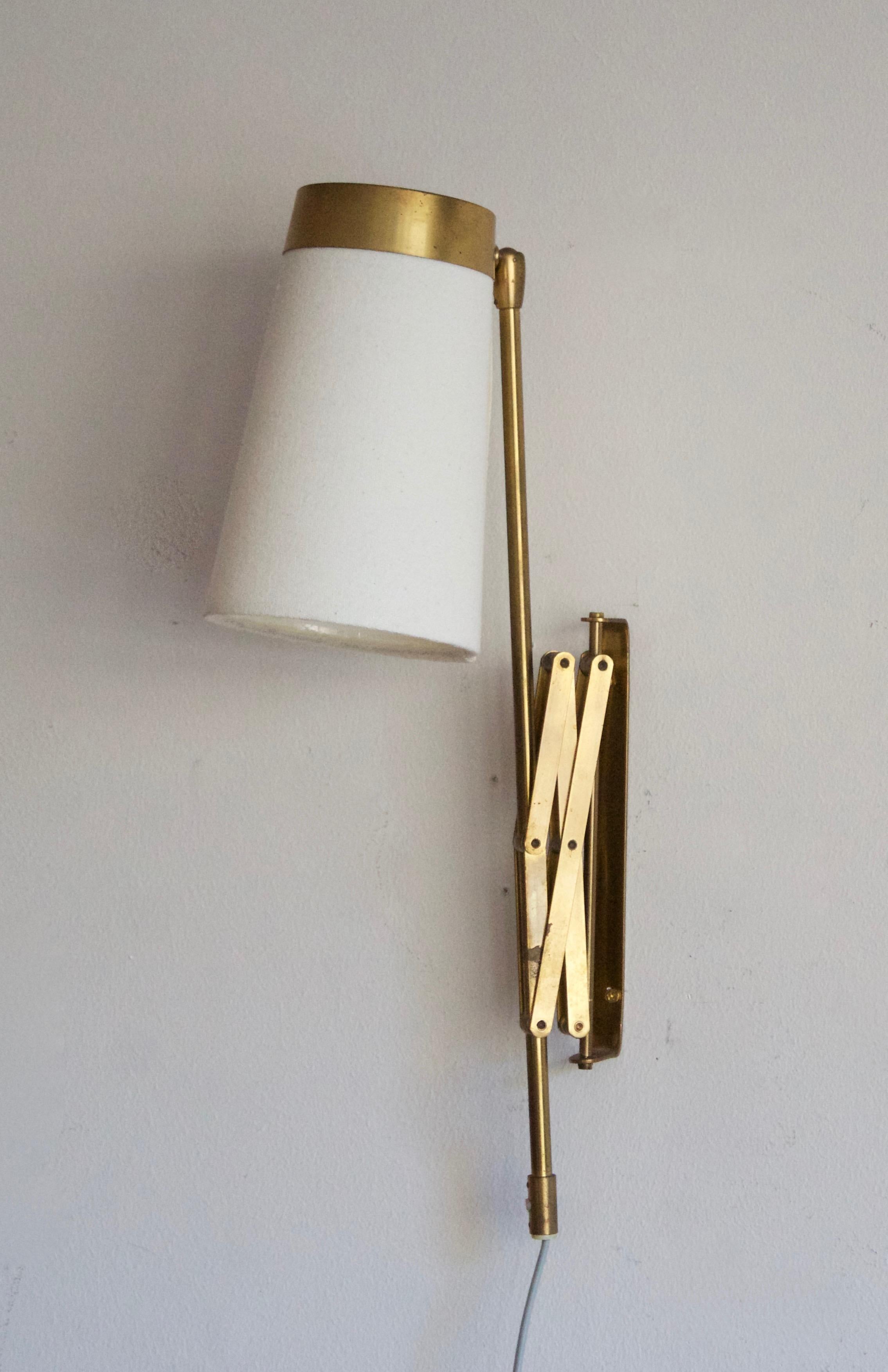 Th. Valentiner, Wall Light, Brass, White Fabric, Poul Dinesesen, Denmark, 1950s In Good Condition For Sale In High Point, NC