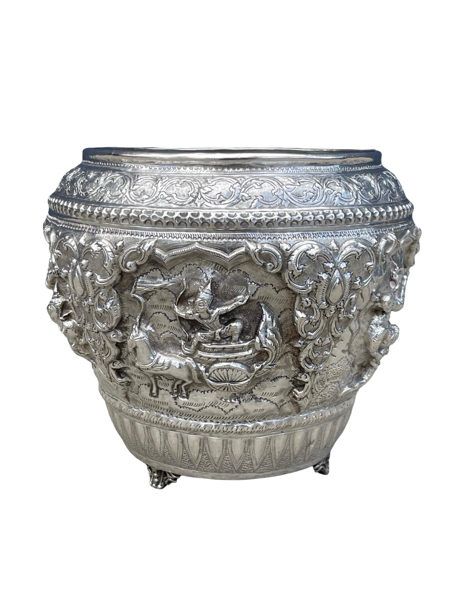Thabeik silver bowl, Burma, 19th century In Excellent Condition For Sale In Pasadena, CA