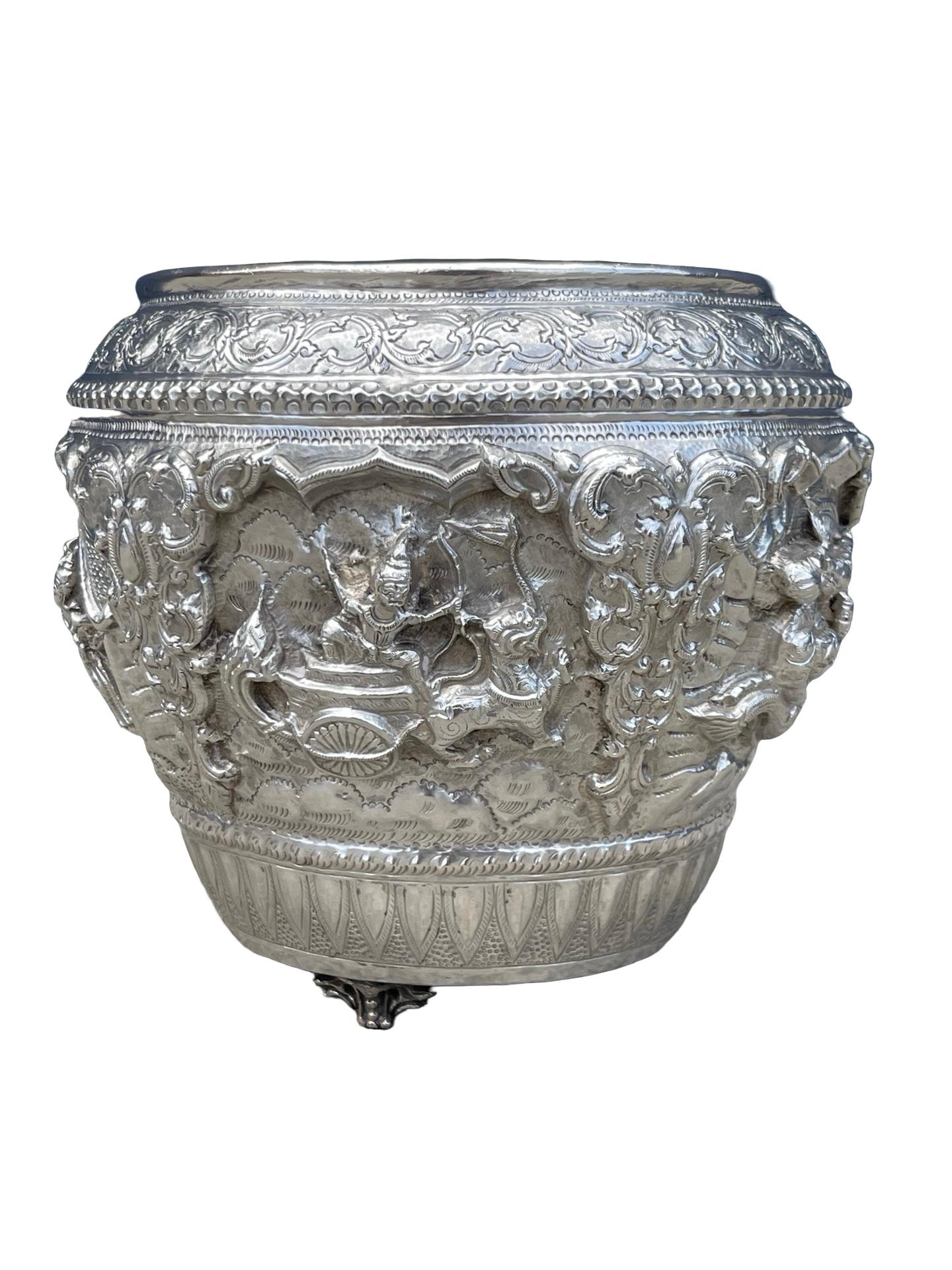 Silver Thabeik silver bowl, Burma, 19th century For Sale