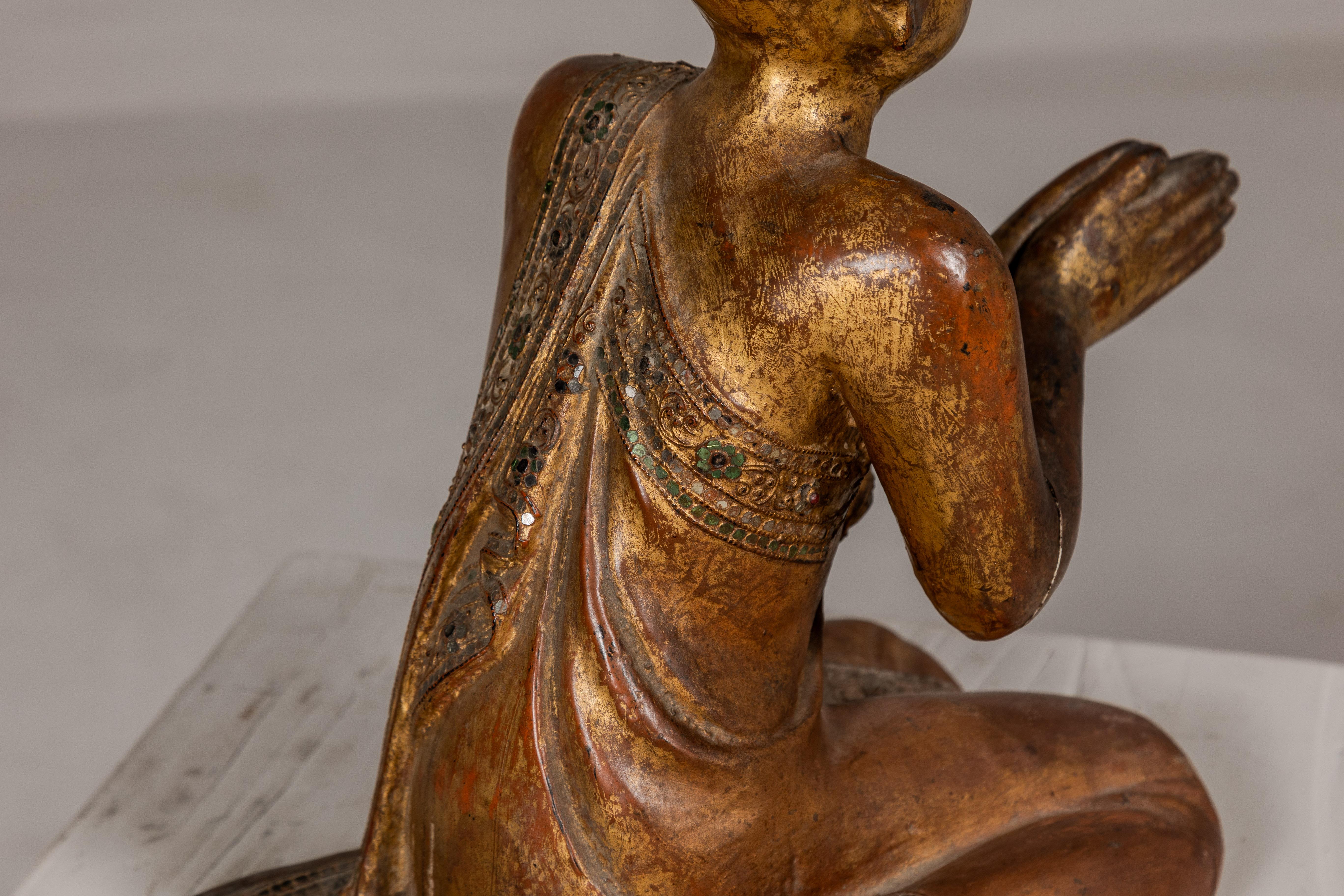 Thai 1900er vergoldet und polychrome Hand geschnitzte Skulptur von sitzenden buddhistischen Mönch im Angebot 5