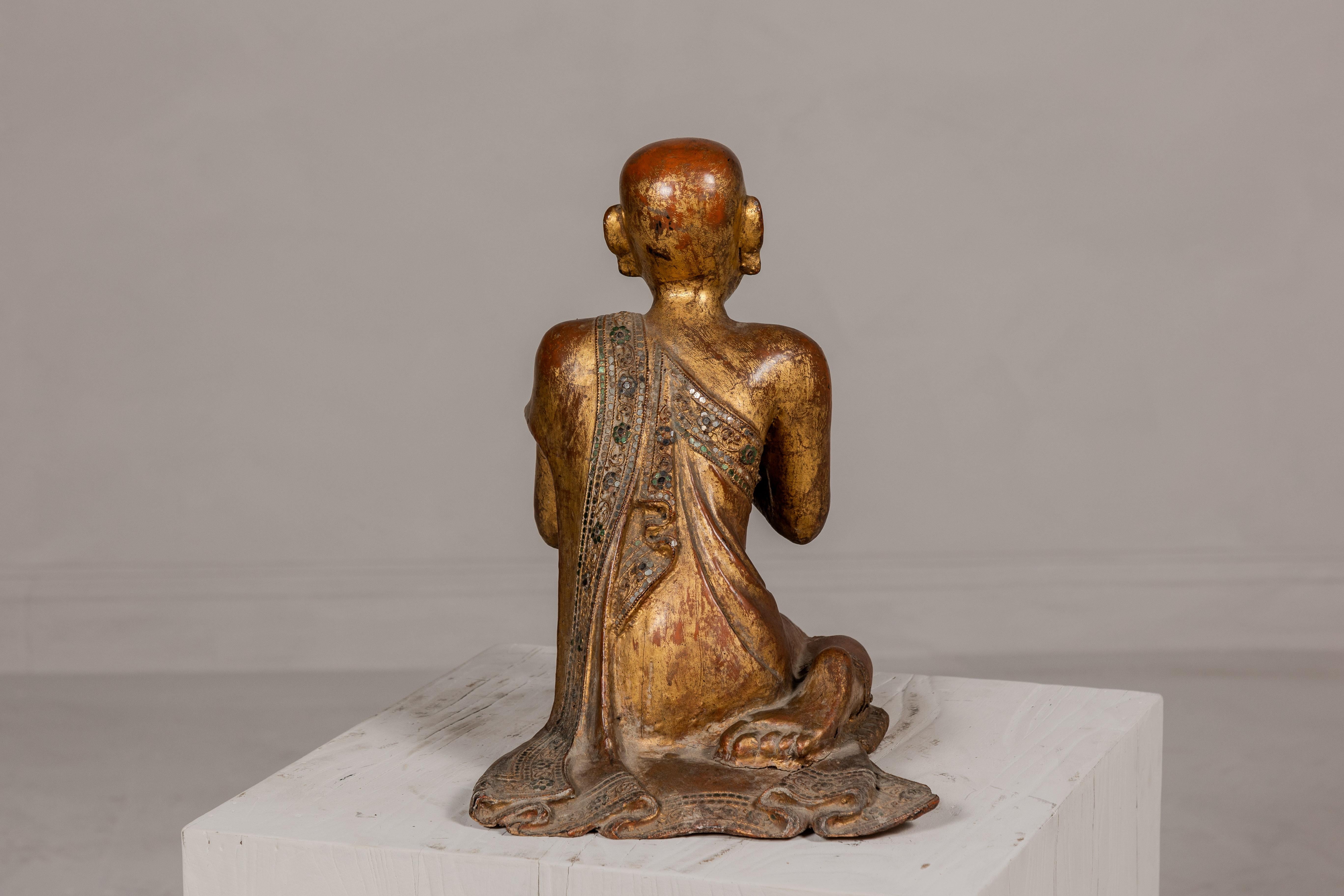 Thai 1900er vergoldet und polychrome Hand geschnitzte Skulptur von sitzenden buddhistischen Mönch im Angebot 6