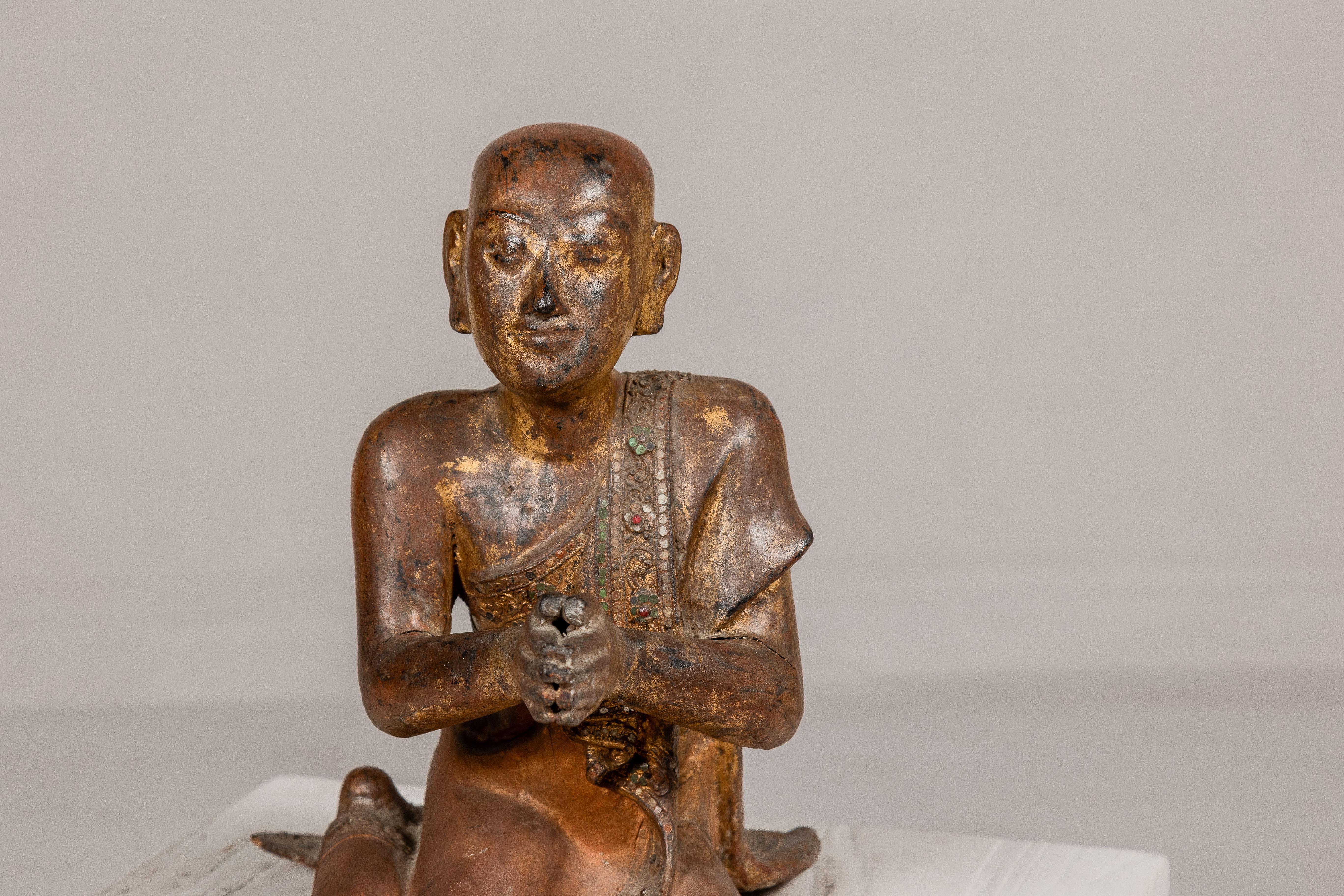 Thai 1900er vergoldet und polychrome Hand geschnitzte Skulptur von sitzenden buddhistischen Mönch (Geschnitzt) im Angebot