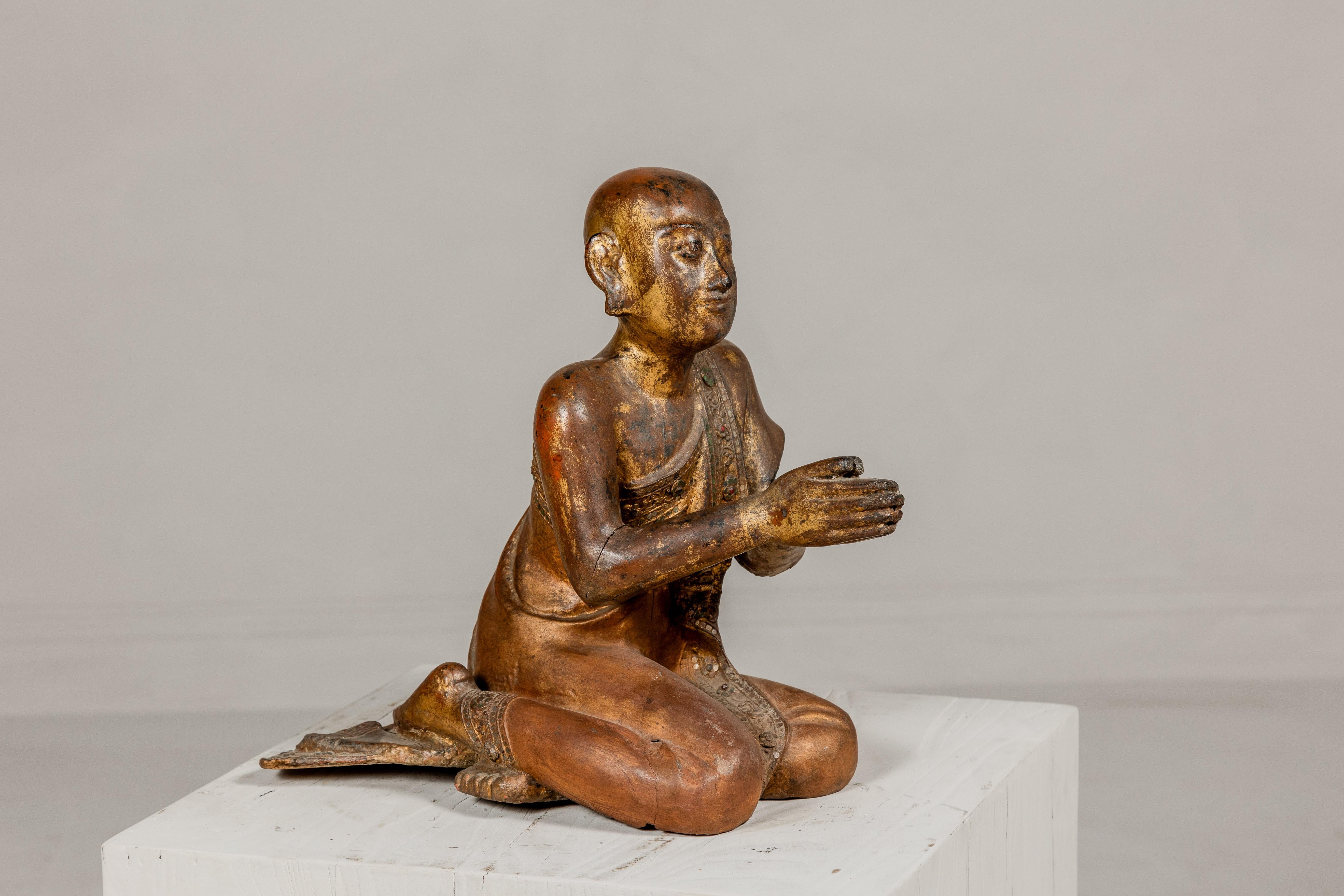 Thai 1900er vergoldet und polychrome Hand geschnitzte Skulptur von sitzenden buddhistischen Mönch (Glas) im Angebot