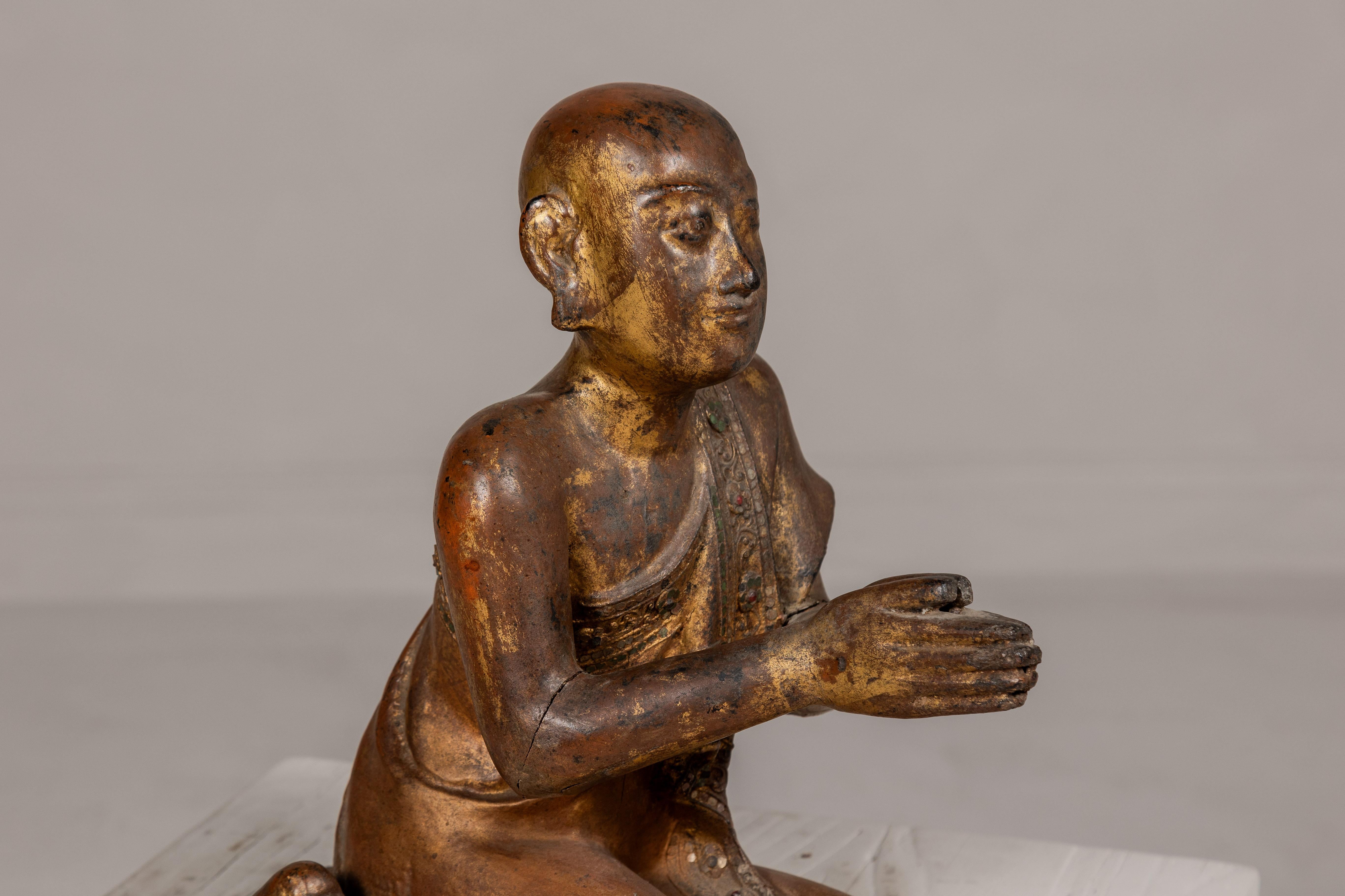 Thai 1900er vergoldet und polychrome Hand geschnitzte Skulptur von sitzenden buddhistischen Mönch im Angebot 1