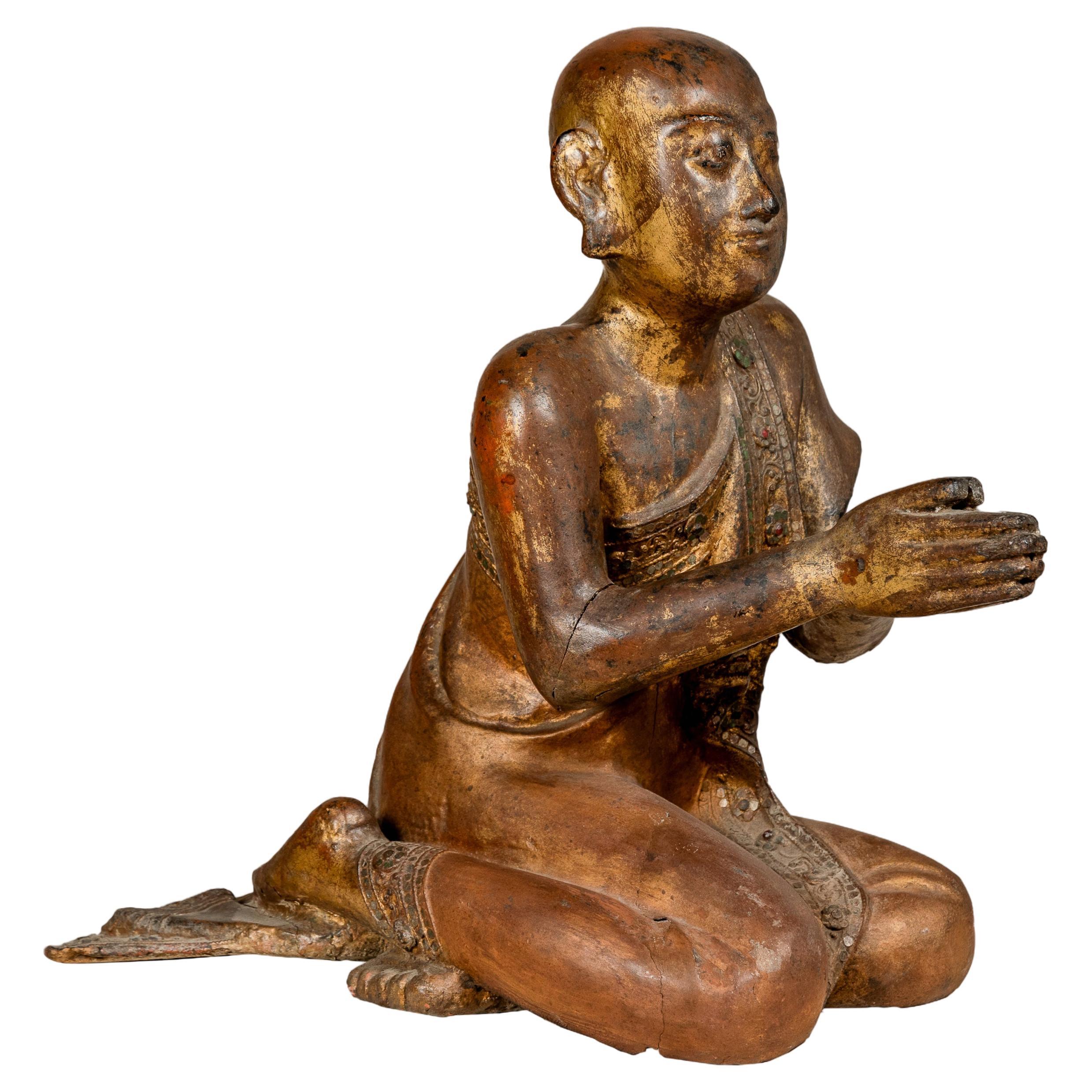 Thai 1900er vergoldet und polychrome Hand geschnitzte Skulptur von sitzenden buddhistischen Mönch im Angebot