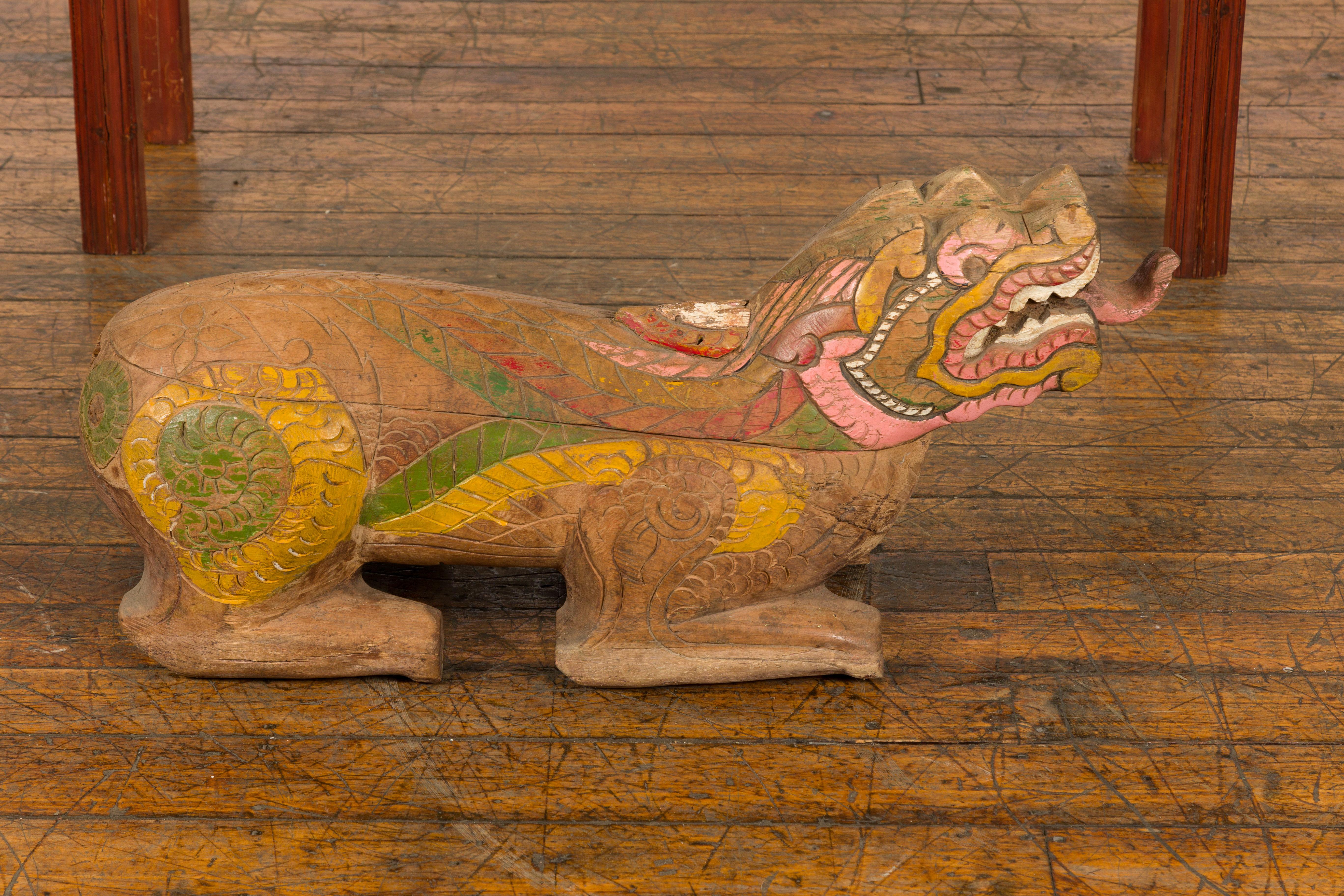 Boîte à prières thaïlandaise 1900 en forme de lion gardien couché, sculptée et décorée en polychromie en vente 10