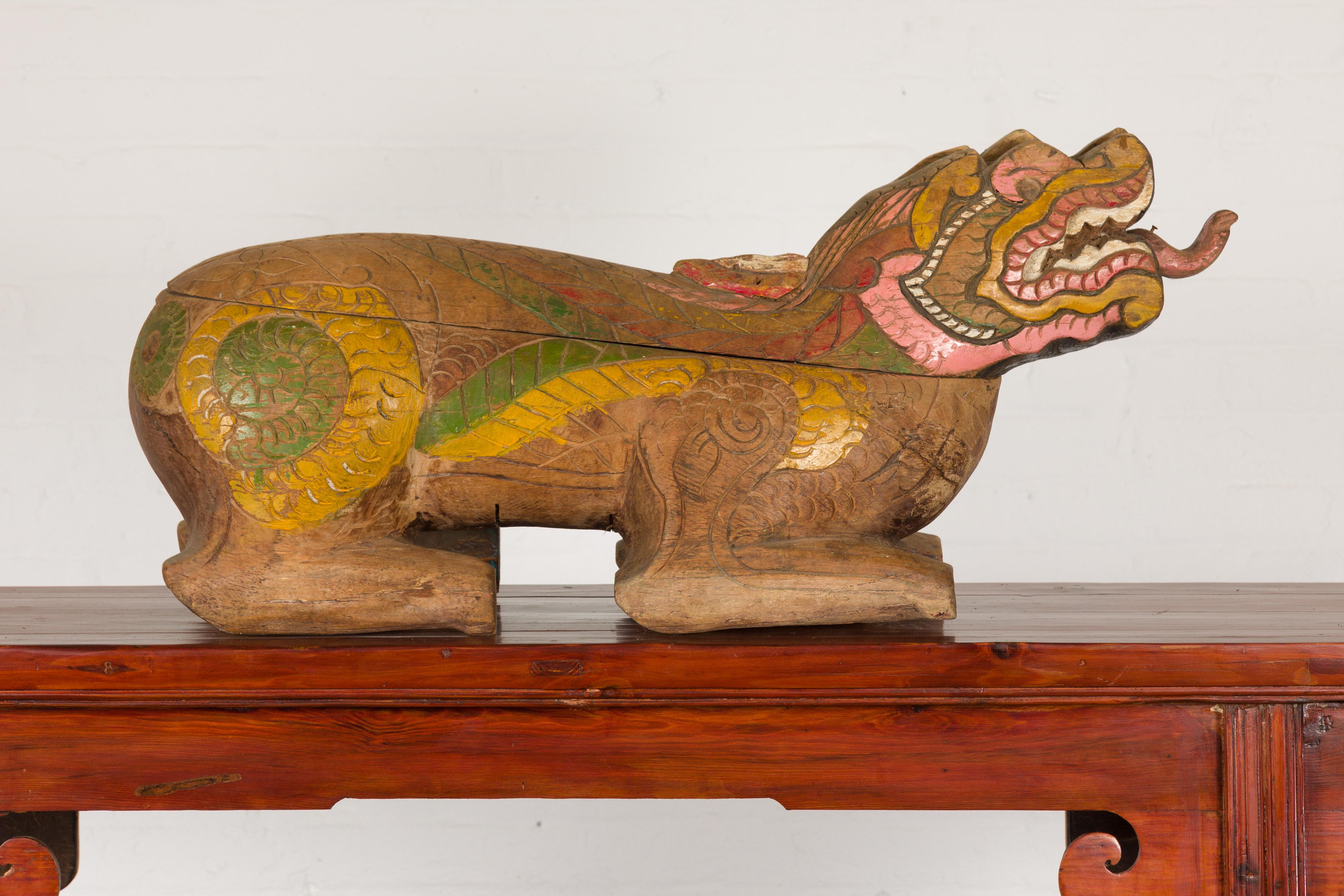 Thaïlandais Boîte à prières thaïlandaise 1900 en forme de lion gardien couché, sculptée et décorée en polychromie en vente