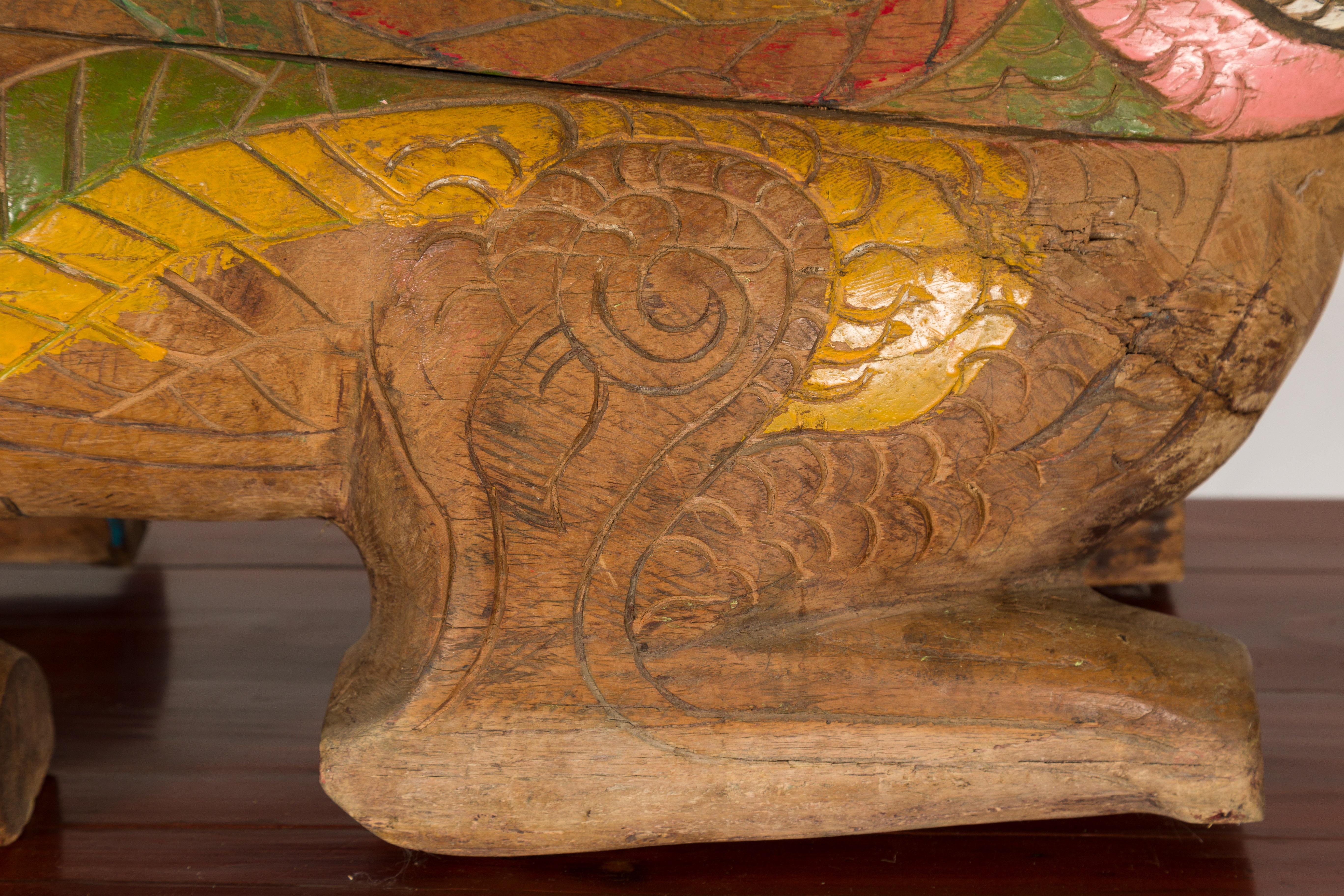 Boîte à prières thaïlandaise 1900 en forme de lion gardien couché, sculptée et décorée en polychromie Bon état - En vente à Yonkers, NY